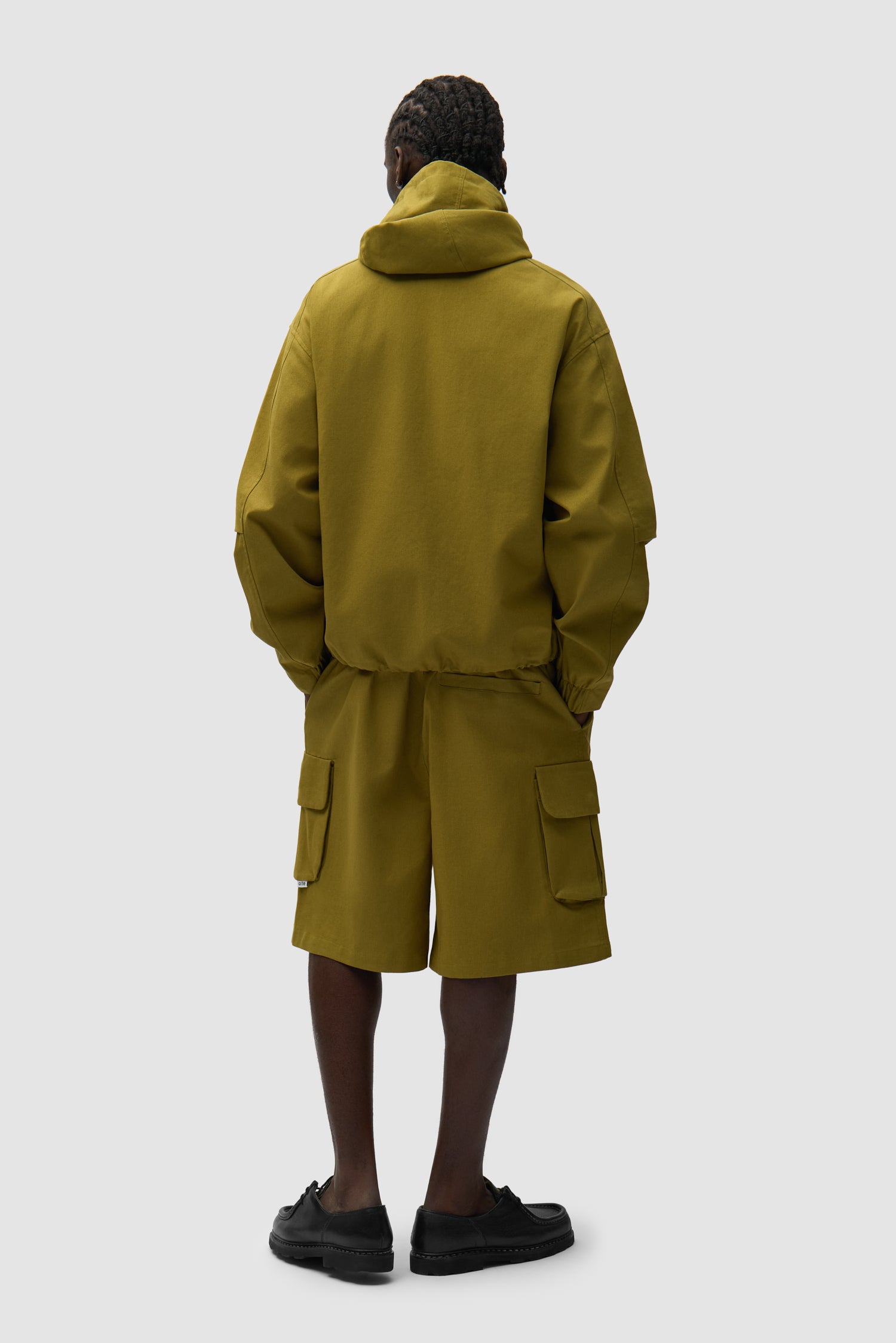 Veste technique en lin verte portée par un mannequin, vue arrière intégrale