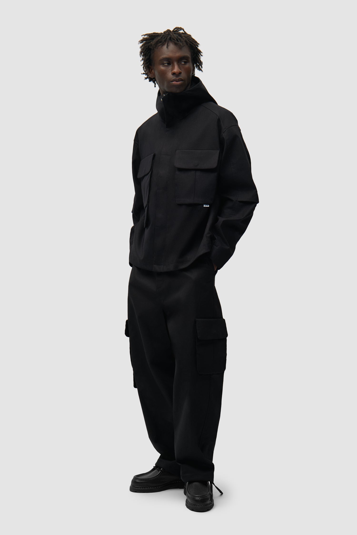 Pantalon cargo en lin noir porté par un mannequin, vue de face en pied