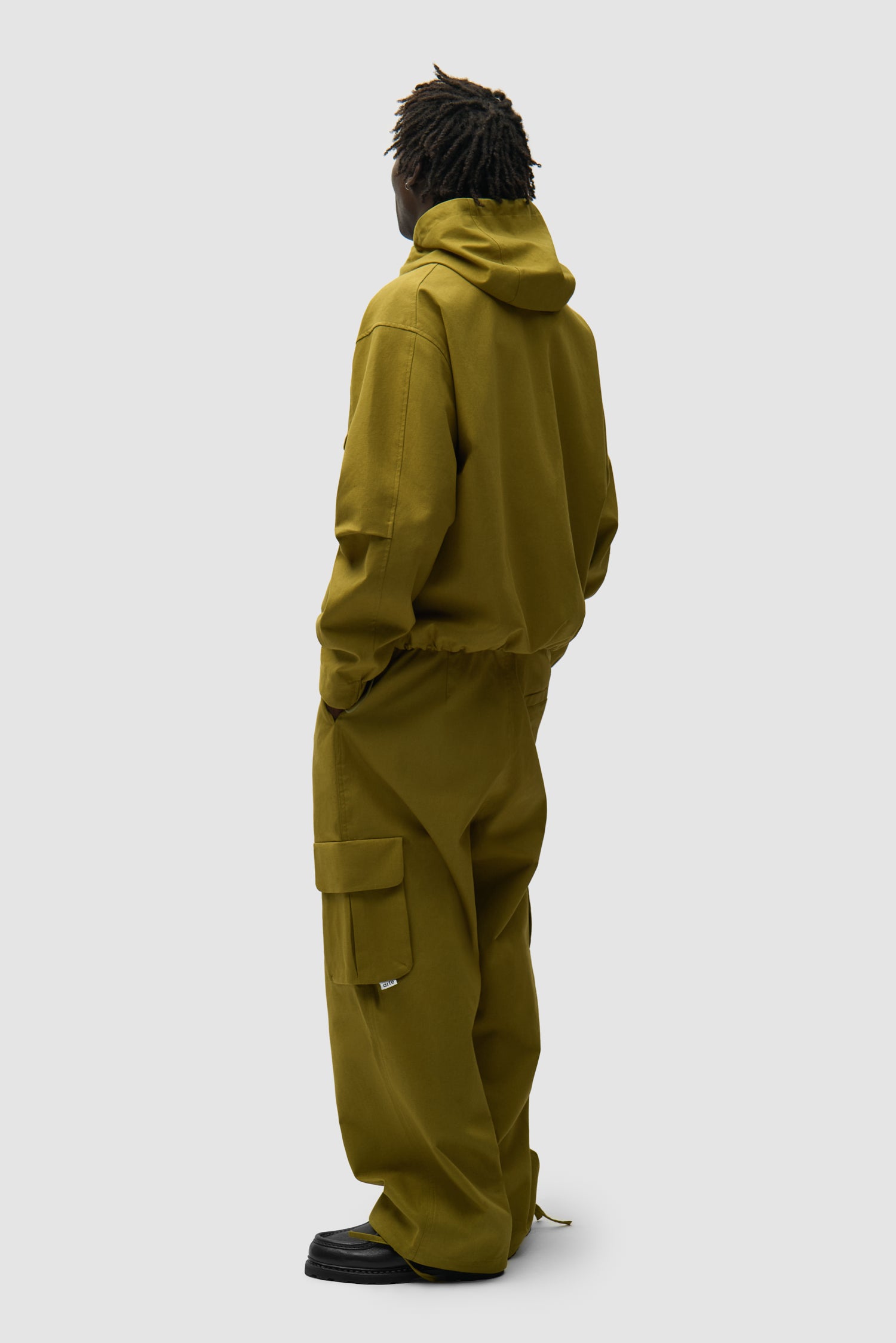 Pantalon cargo en lin vert porté par un mannequin, vue arrière intégrale