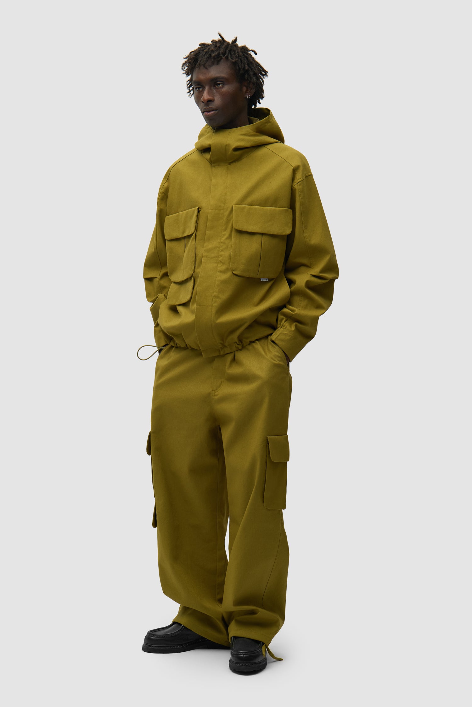 Pantalon cargo en lin vert porté par un mannequin, vue de profil en pied