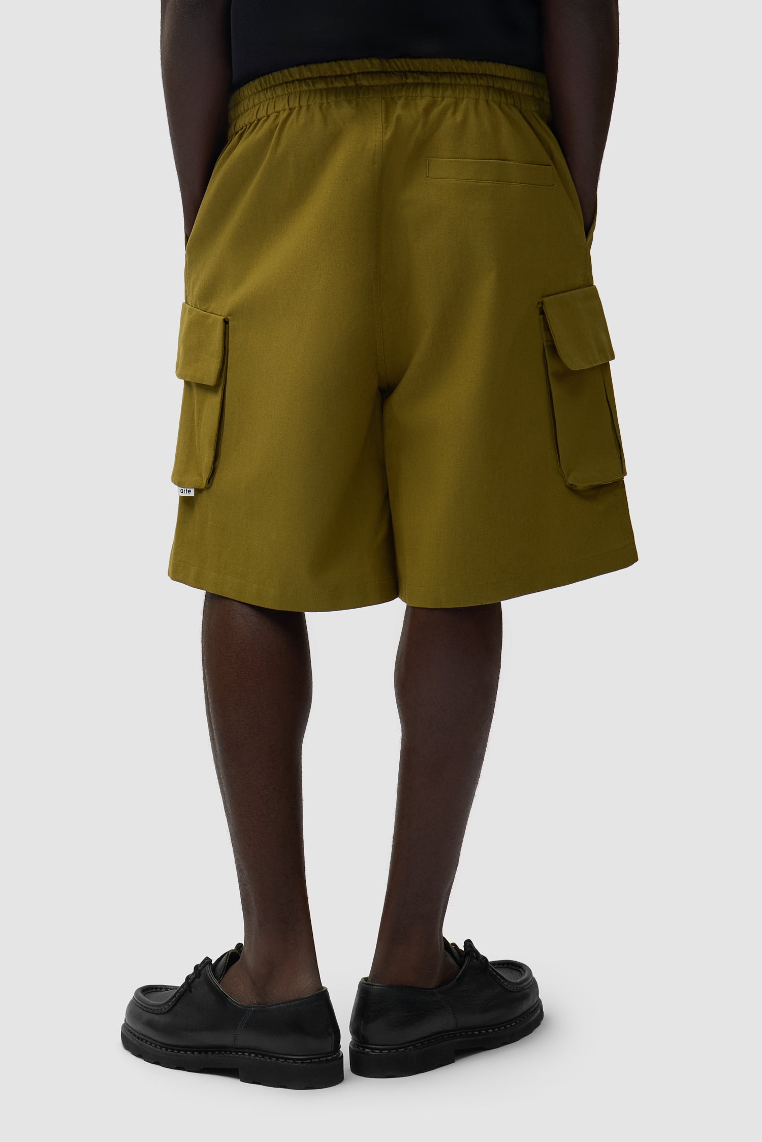 Short cargo en lin vert porté par un mannequin, vue de face en pied