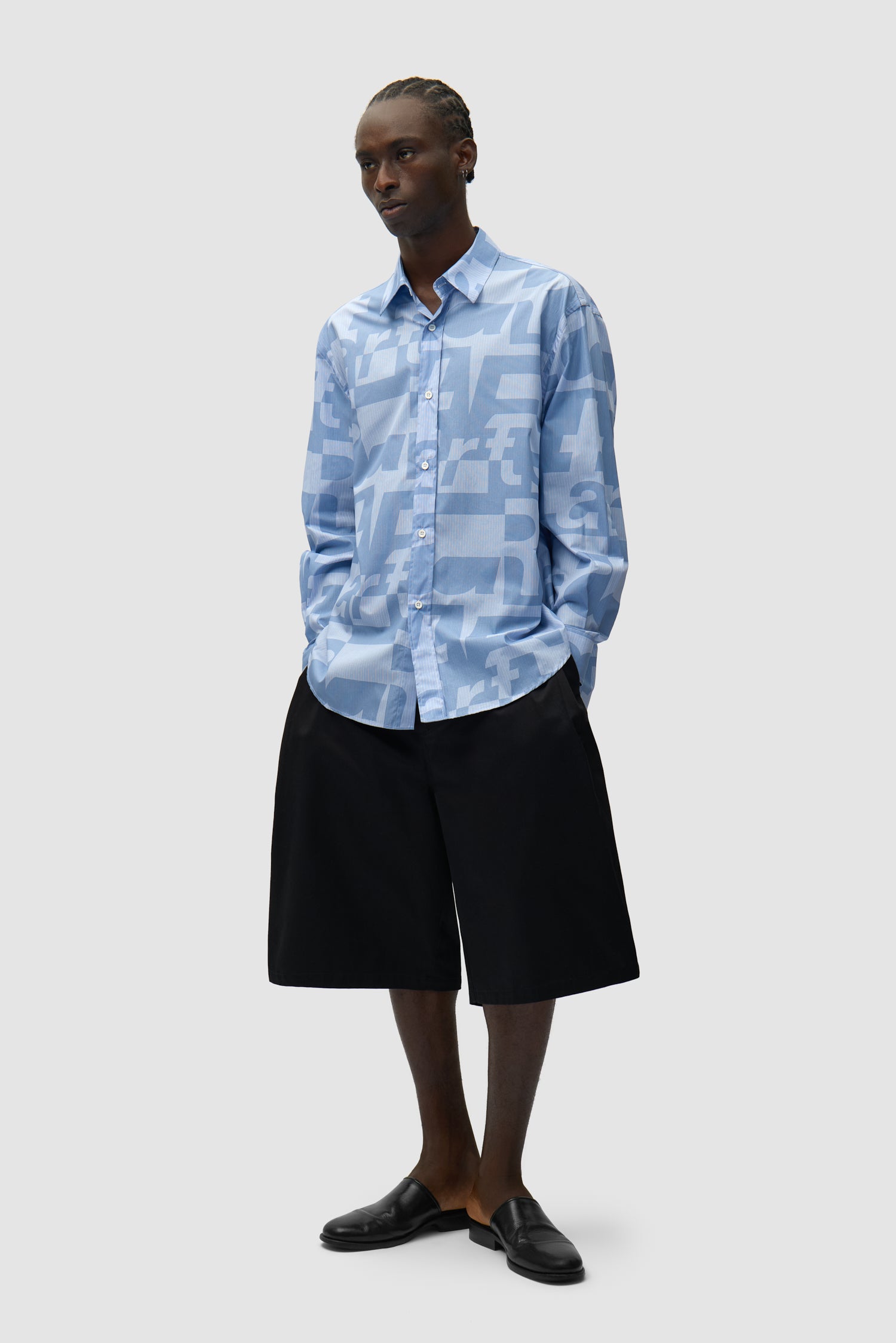 Chemise à imprimé intégral portée par un mannequin, vue de profil en pied