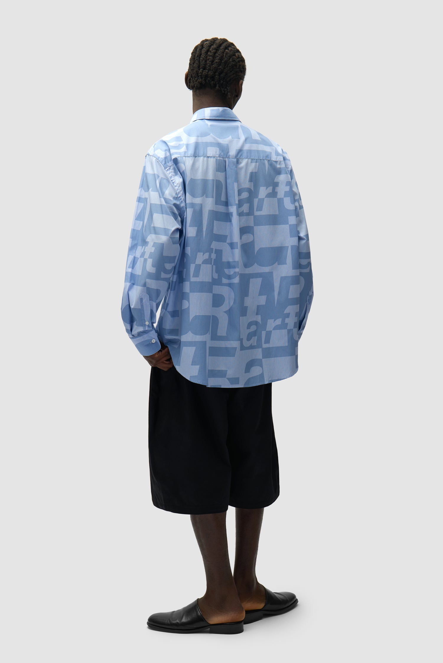 Chemise à imprimé intégral portée par un mannequin, vue arrière intégrale