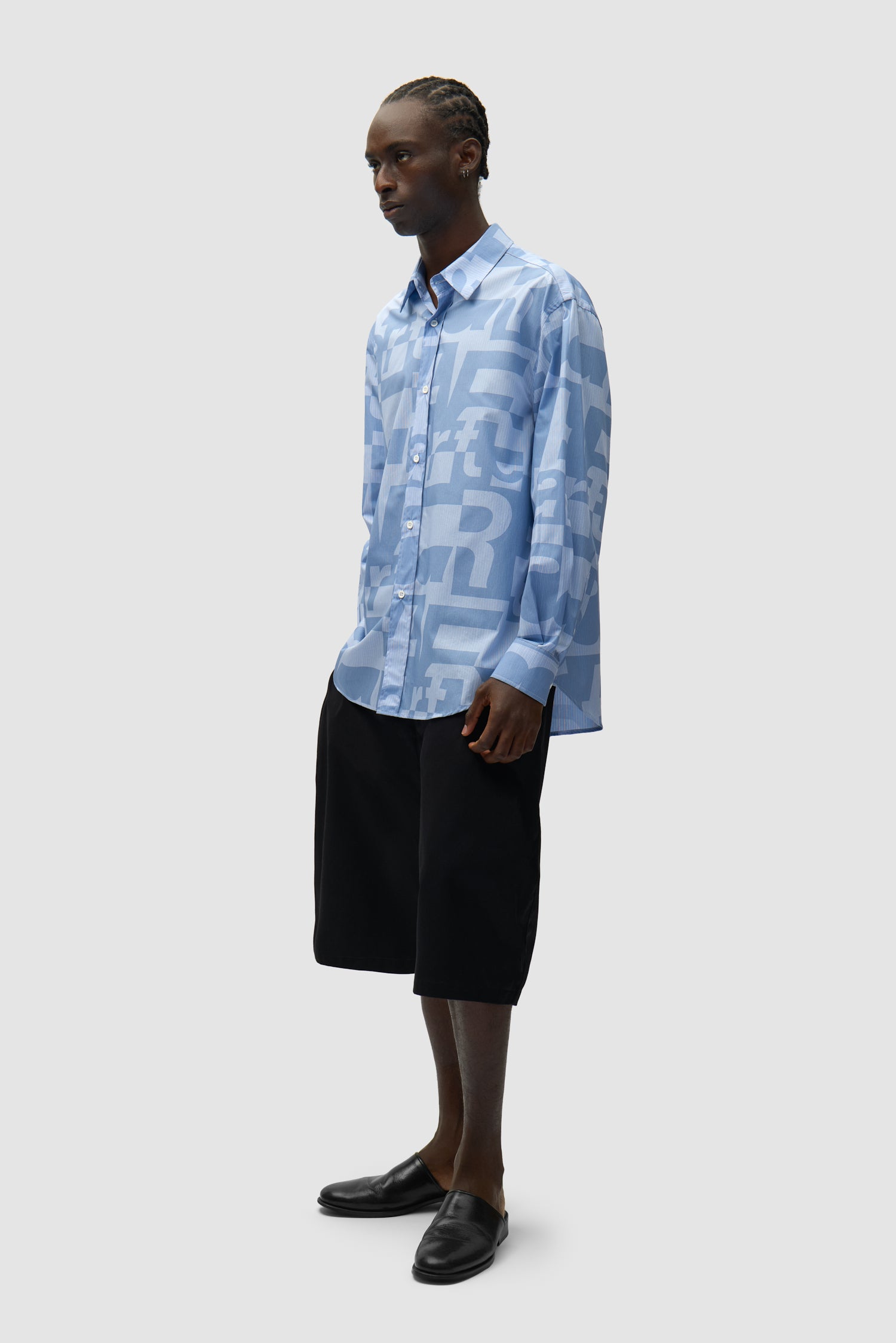 Chemise à imprimé intégral portée par un mannequin, vue de face en pied