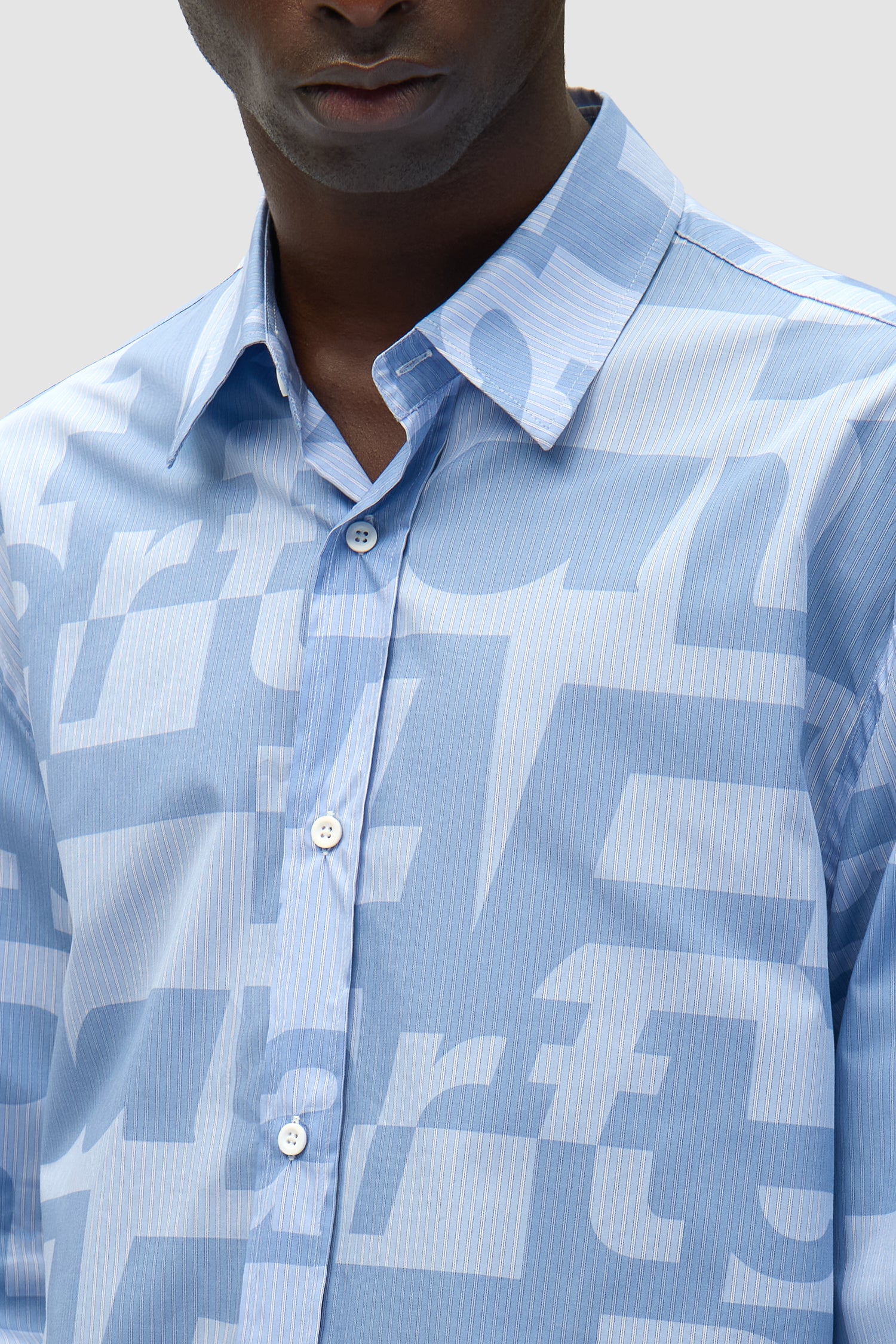 Vue détaillée de la chemise Allover à imprimé intégral, avec logo