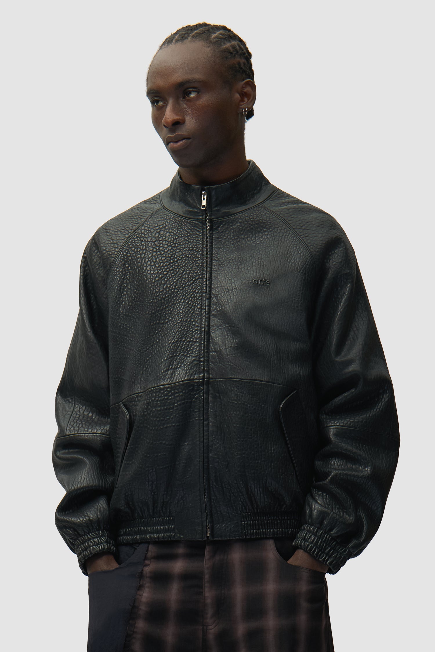 Veste en cuir à col haut, couleur noire, portée par un mannequin, vue de face, demi-corps