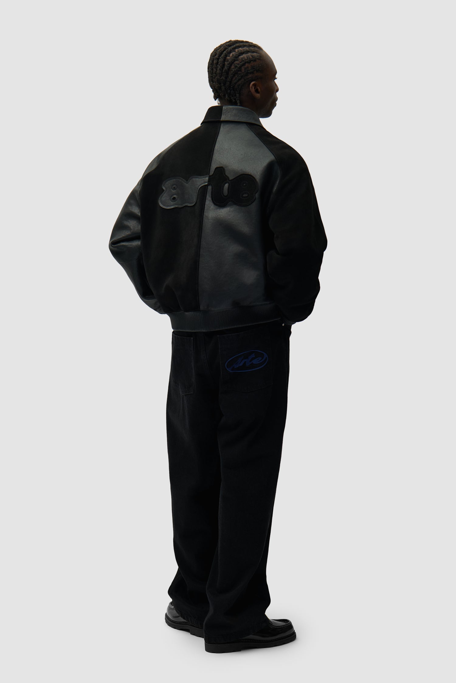 Veste en cuir noir portée par un mannequin, vue arrière intégrale