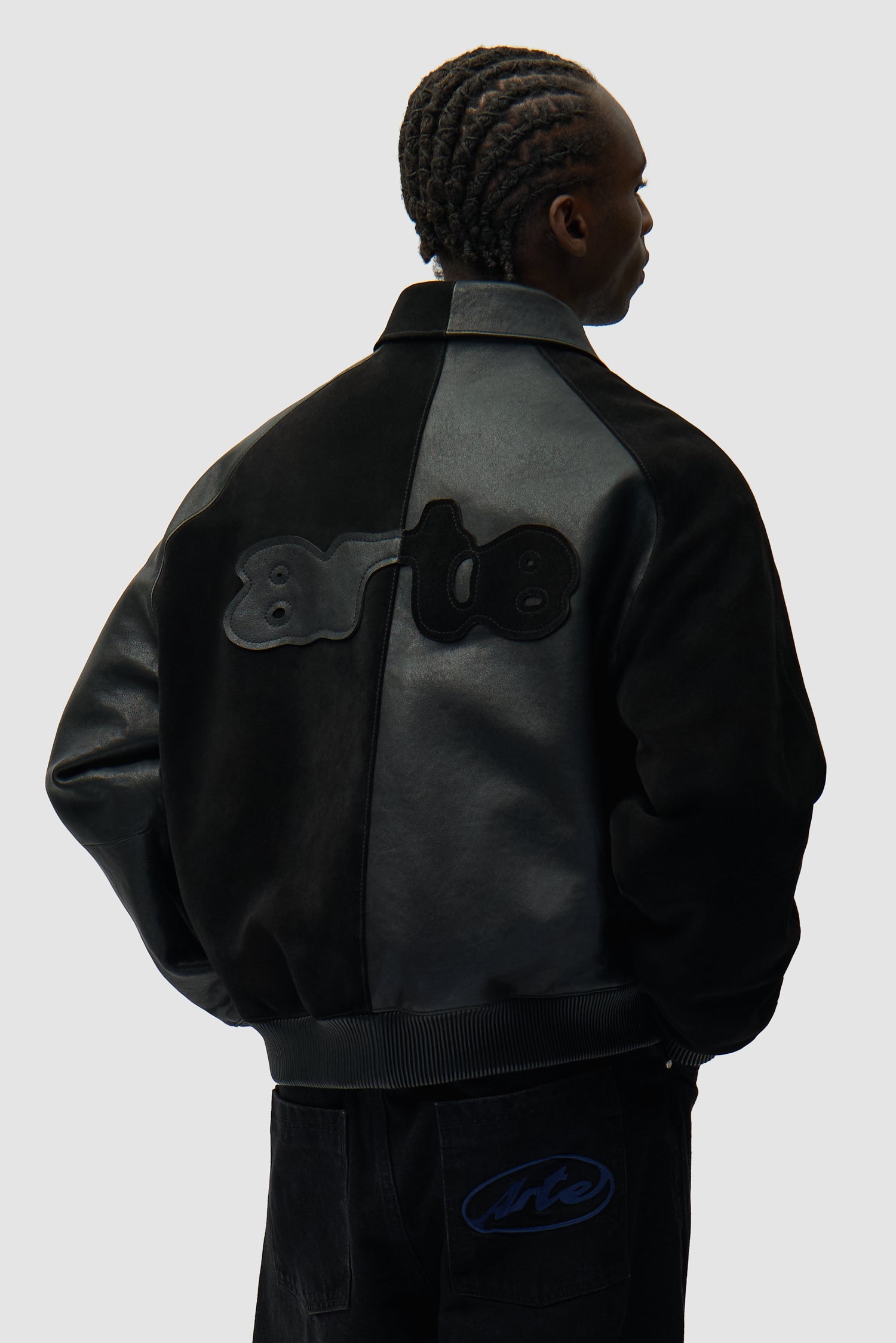 Veste en cuir noir portée par un mannequin, vue de face en demi-corps