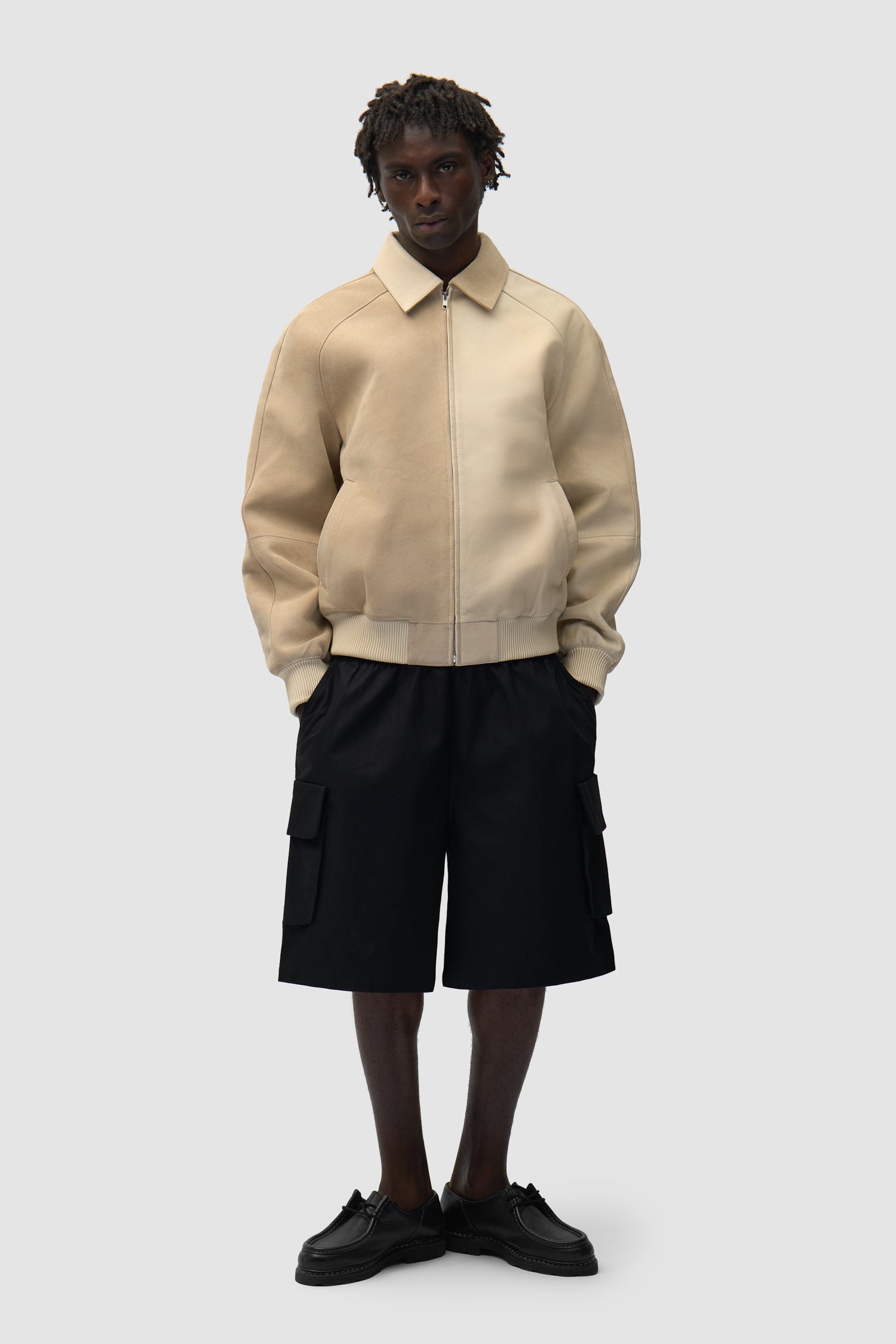 Veste en cuir multicolore couleur crème portée par un mannequin, vue de face en pied