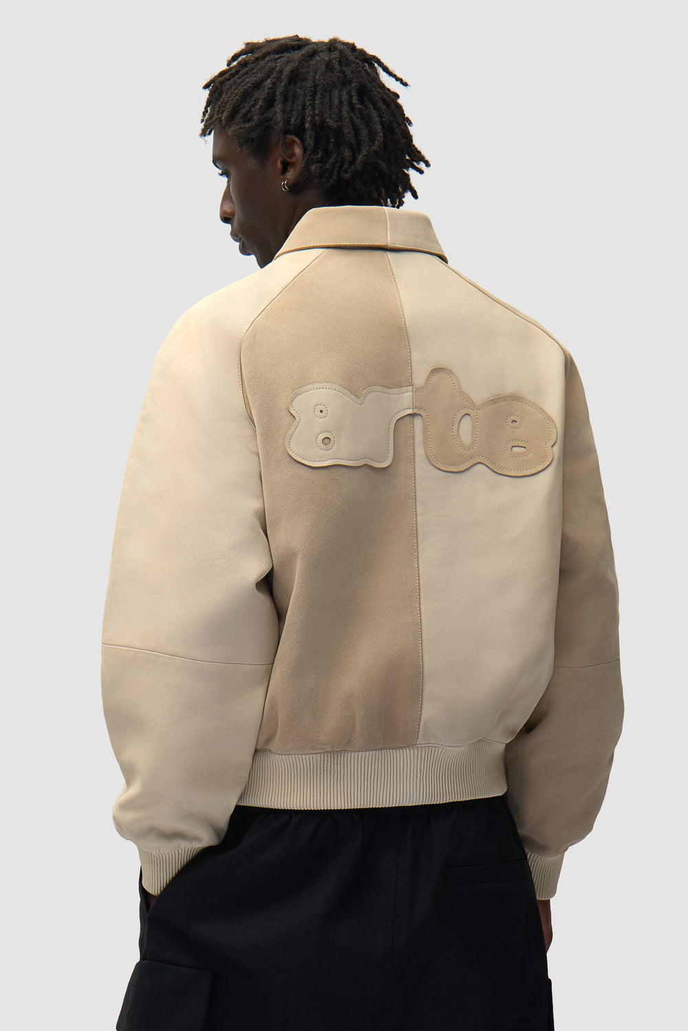 Veste en cuir multicolore couleur crème portée par un mannequin, vue de face en demi-corps