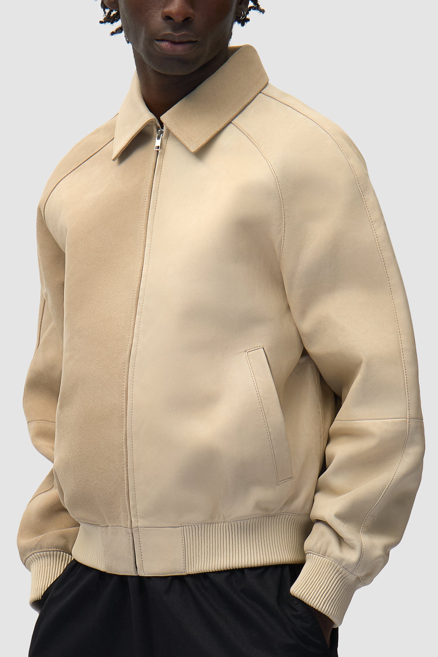 Veste en cuir multicolore couleur crème portée par un mannequin, vue de profil à mi-corps