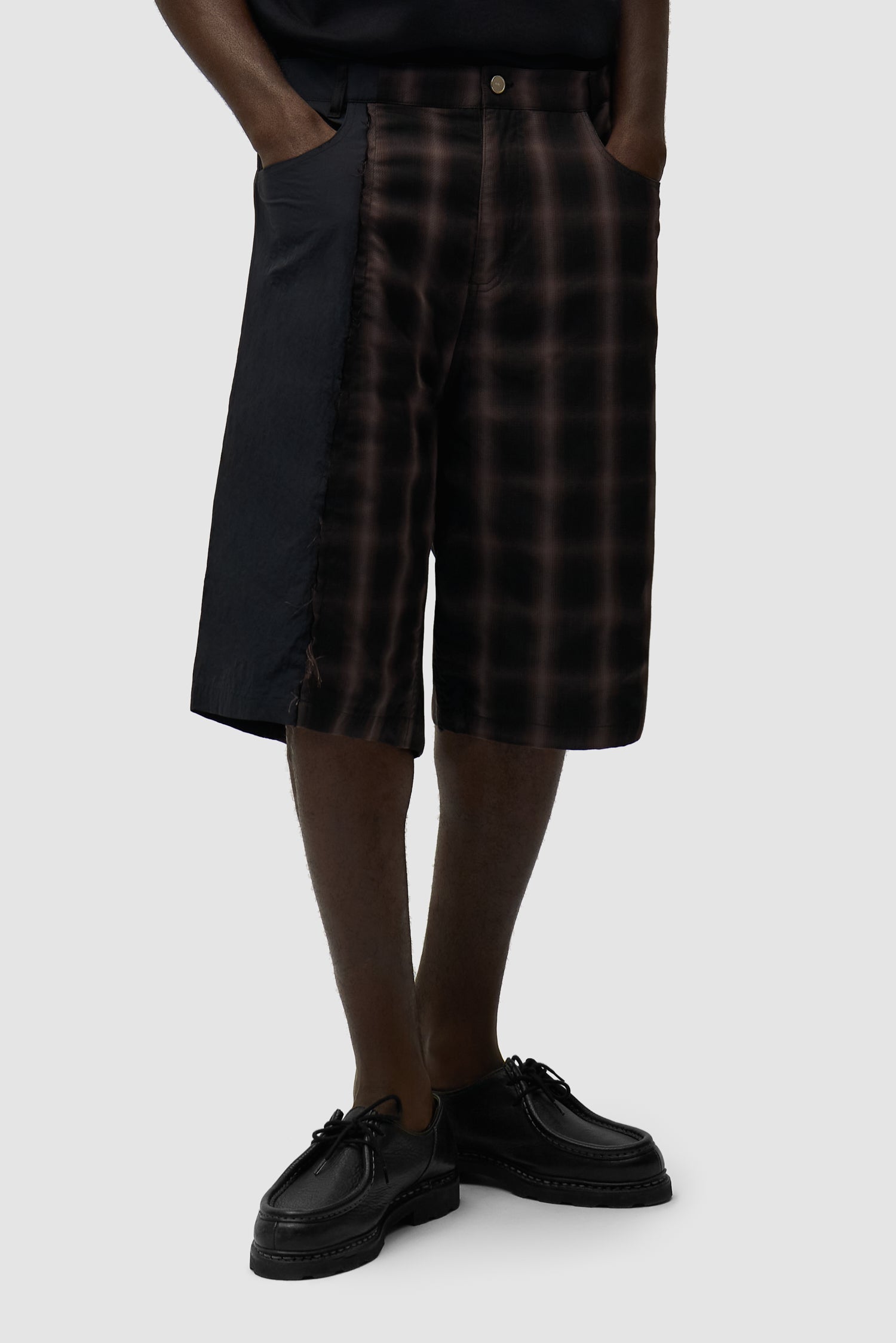 Short à carreaux porté par un mannequin, vue de face, demi-corps