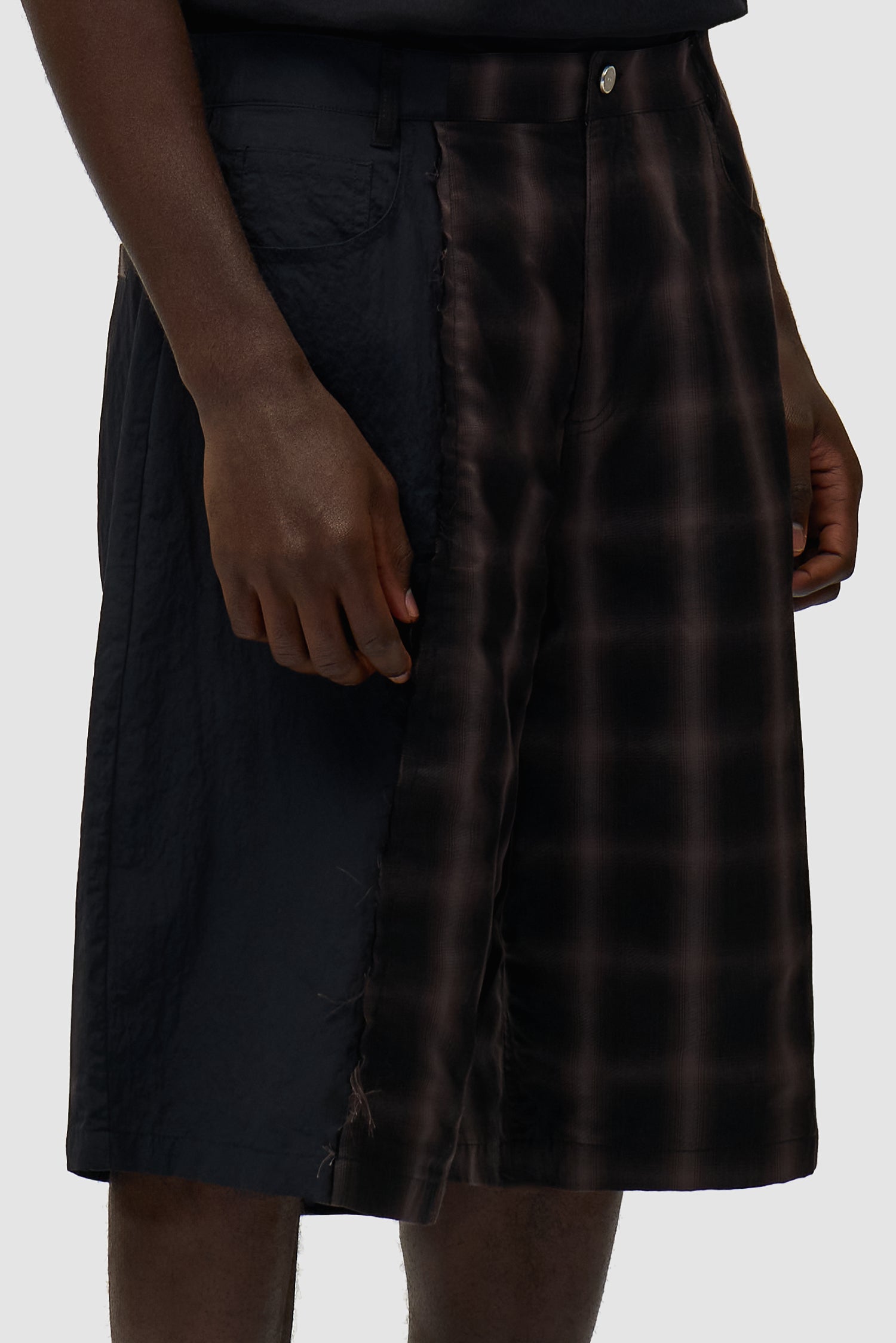 Vue détaillée du short à carreaux, avec logo