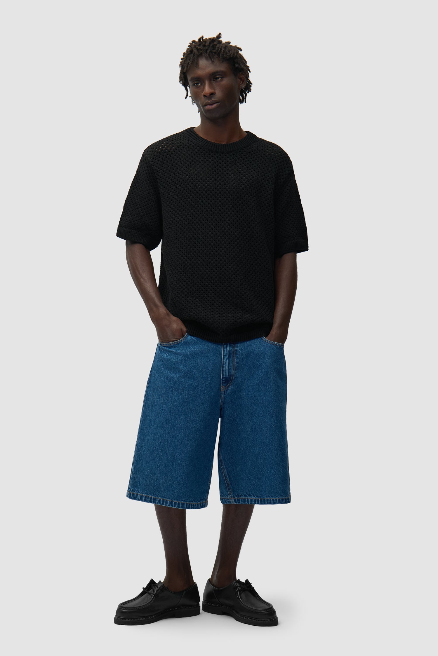 T-shirt noir en crochet porté par un mannequin, vue de face en pied