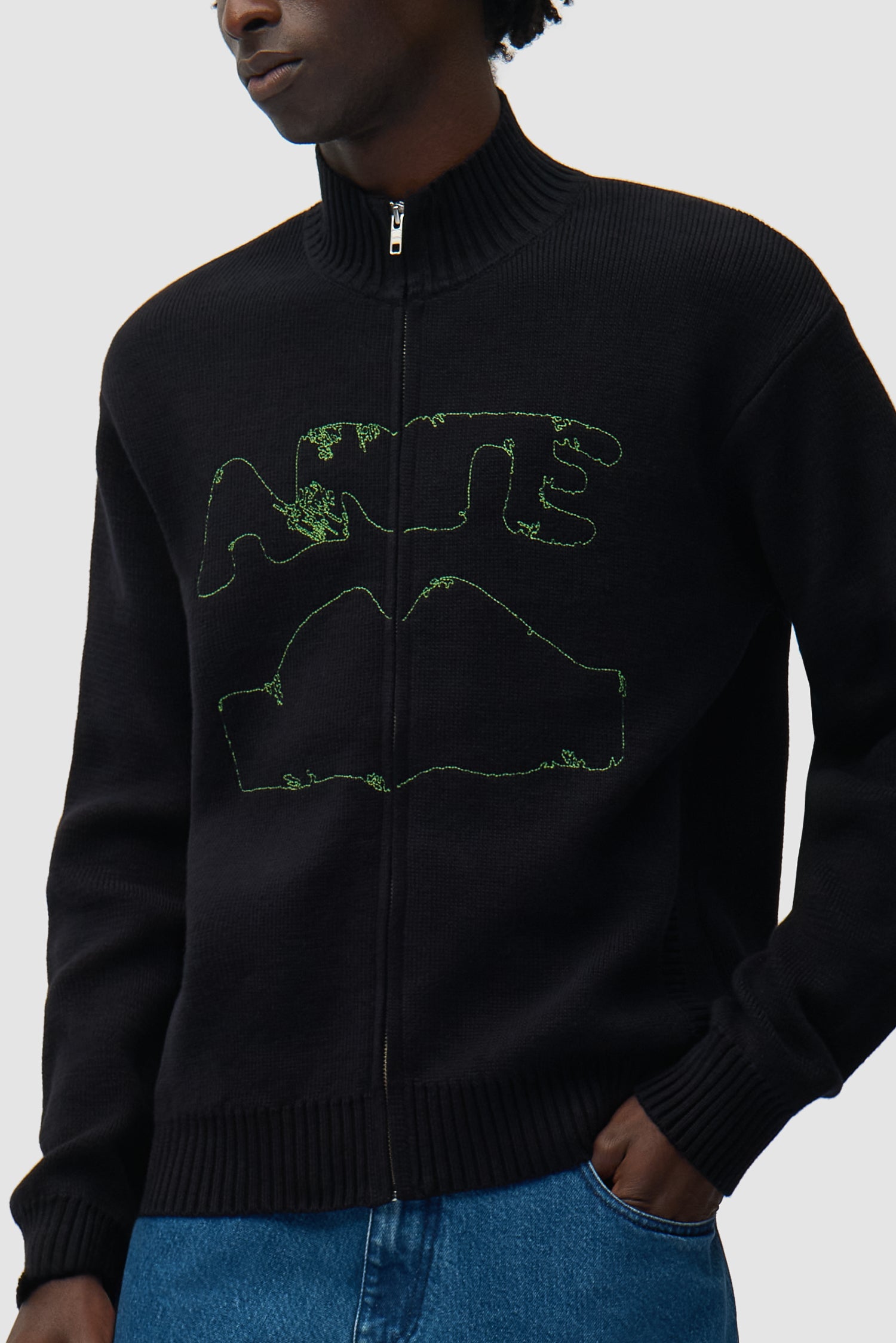 Cardigan Diels Collar noir porté par un mannequin, vue détaillée du haut du corps