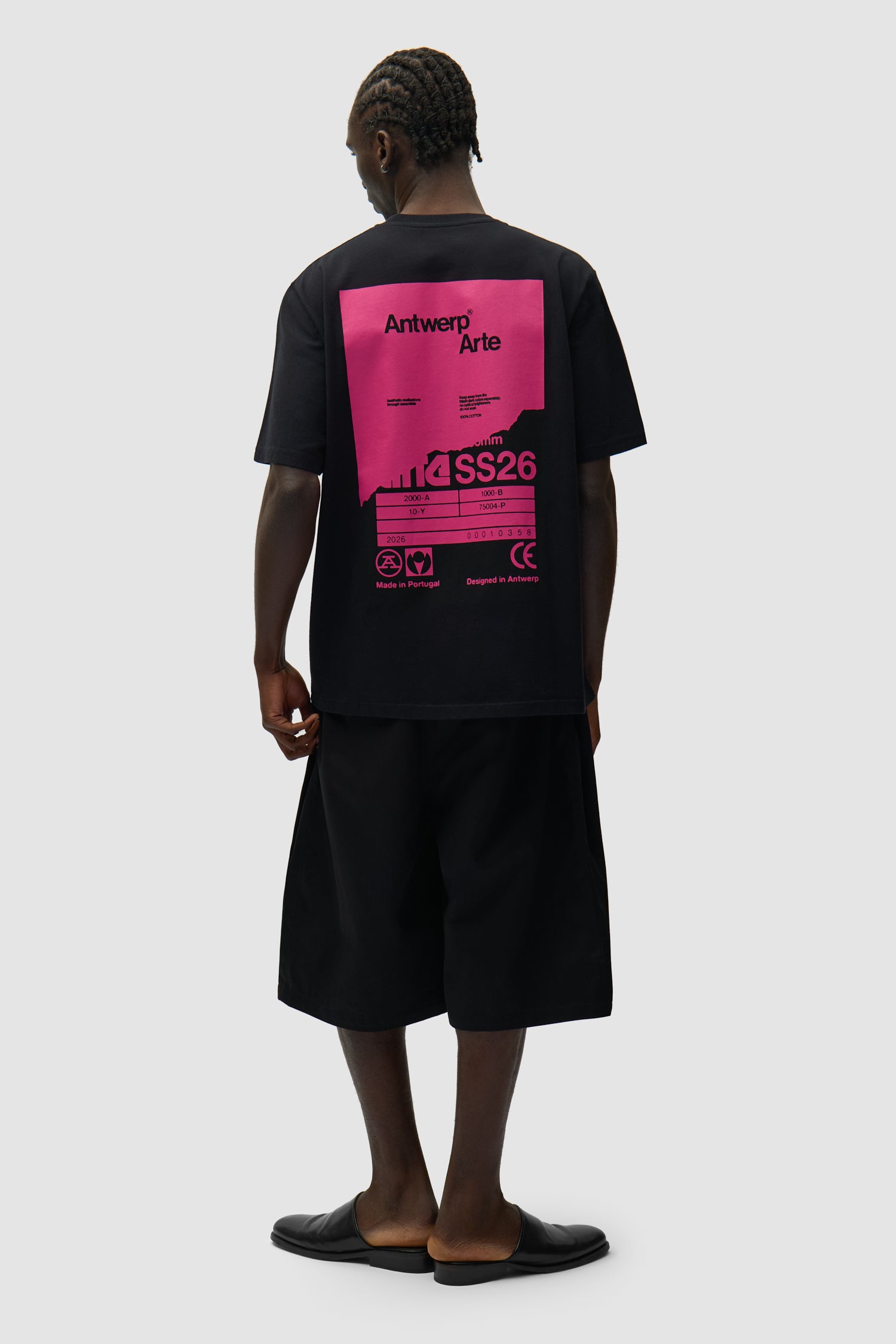 T-shirt à dos poster noir porté par un mannequin, vue de profil en pied