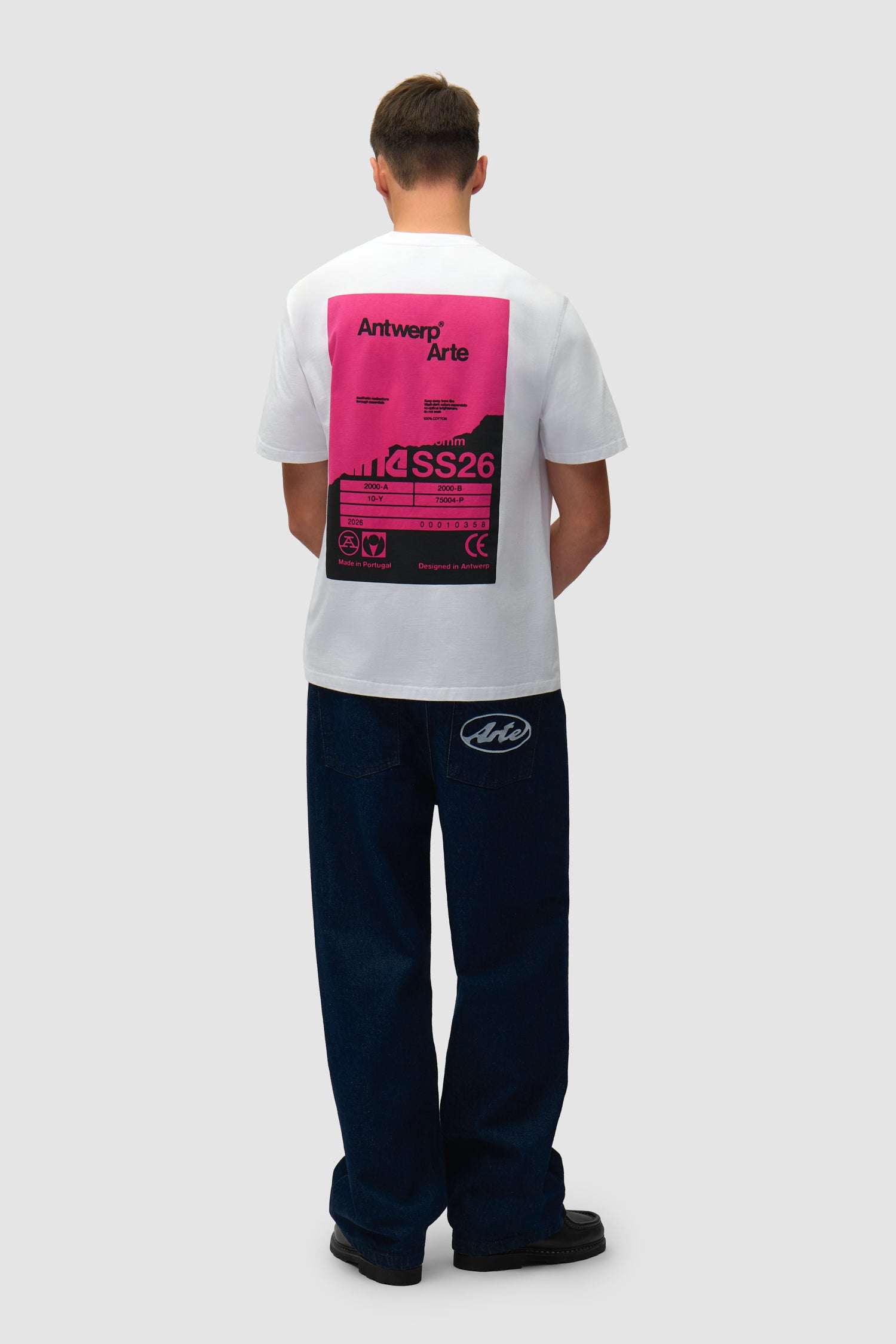 T-shirt à dos poster blanc porté par un mannequin, vue arrière en pied