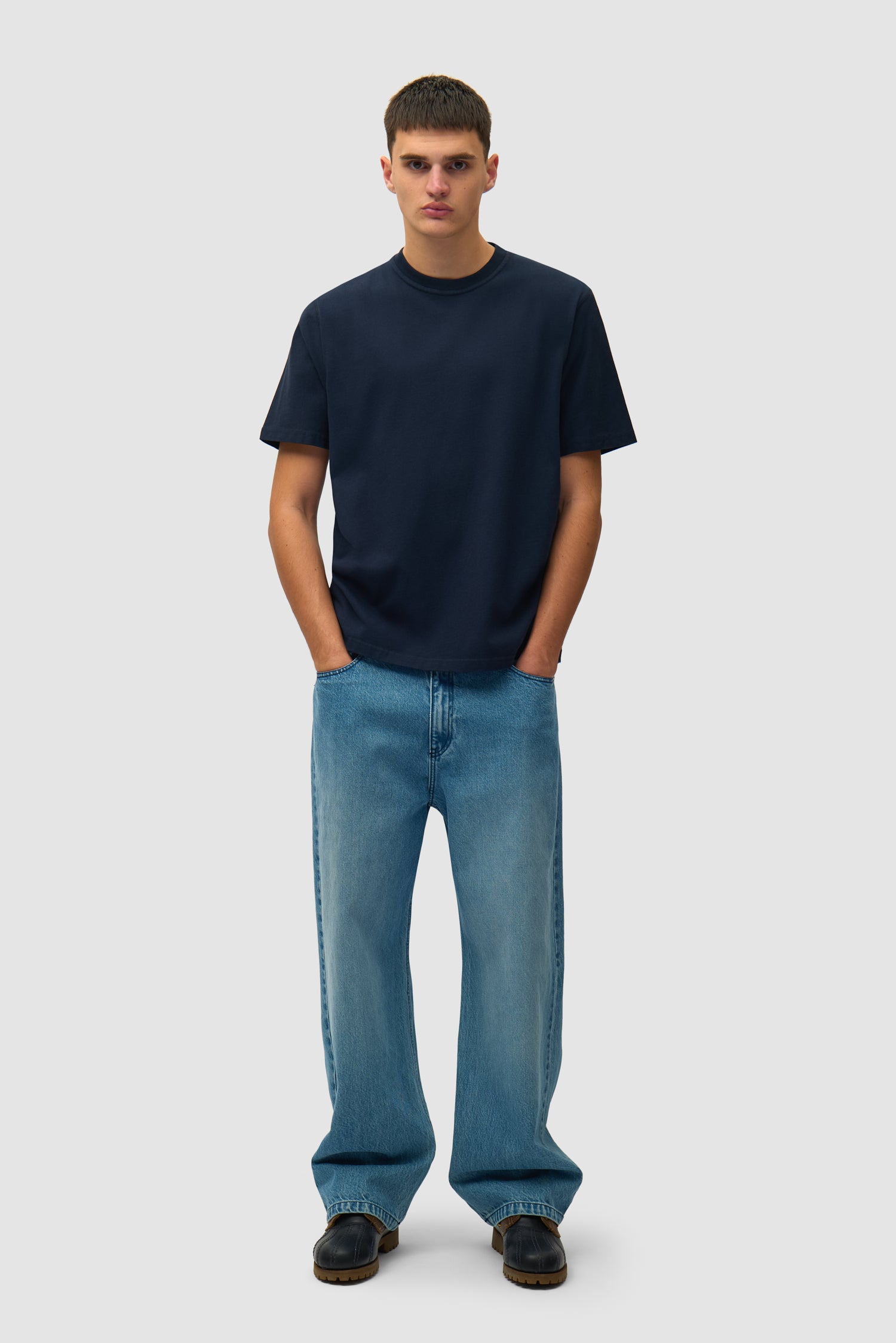 T-shirt Back Collage bleu marine porté par un mannequin, vue de face en pied