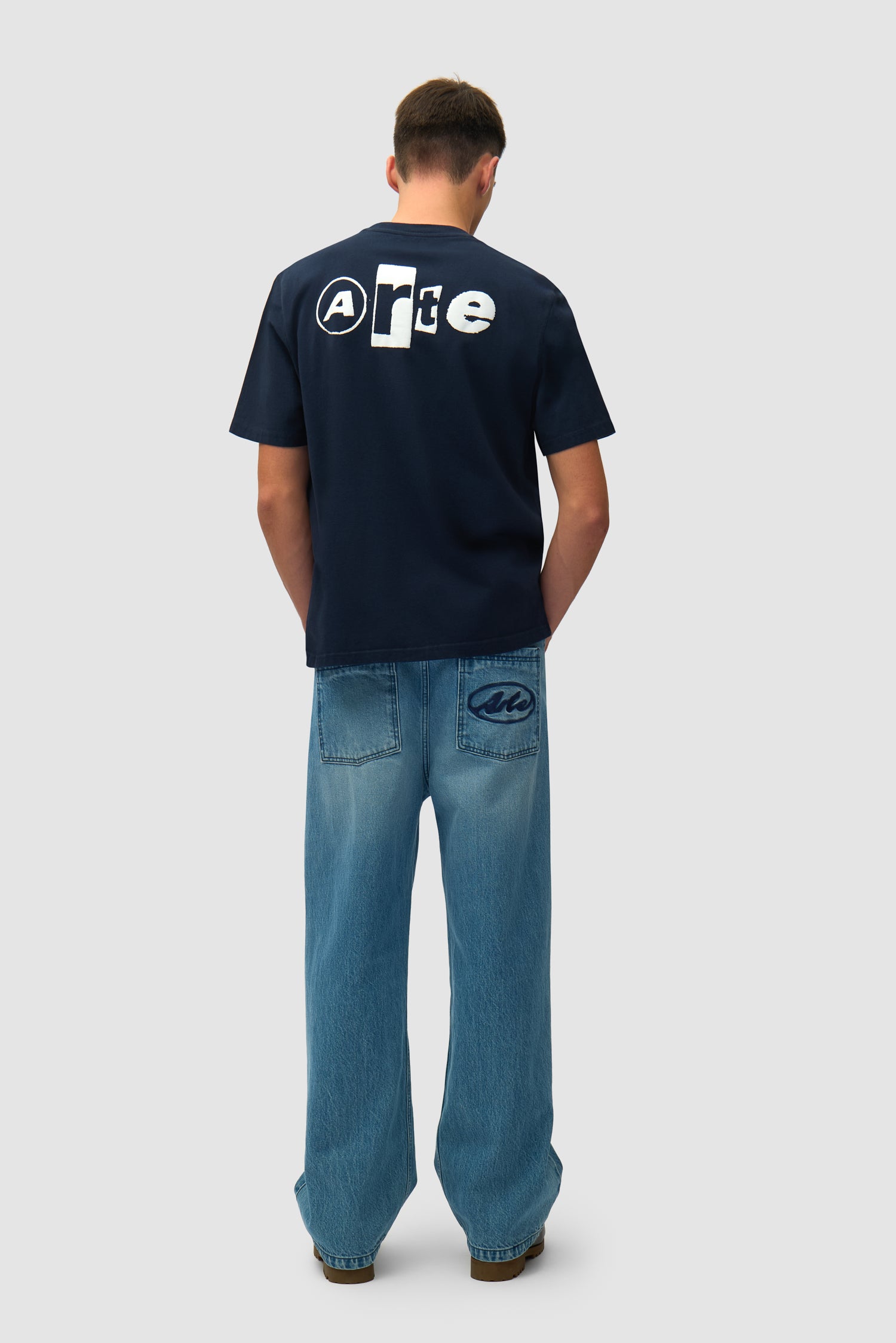 T-shirt Back Collage bleu marine porté par un mannequin, vue arrière intégrale