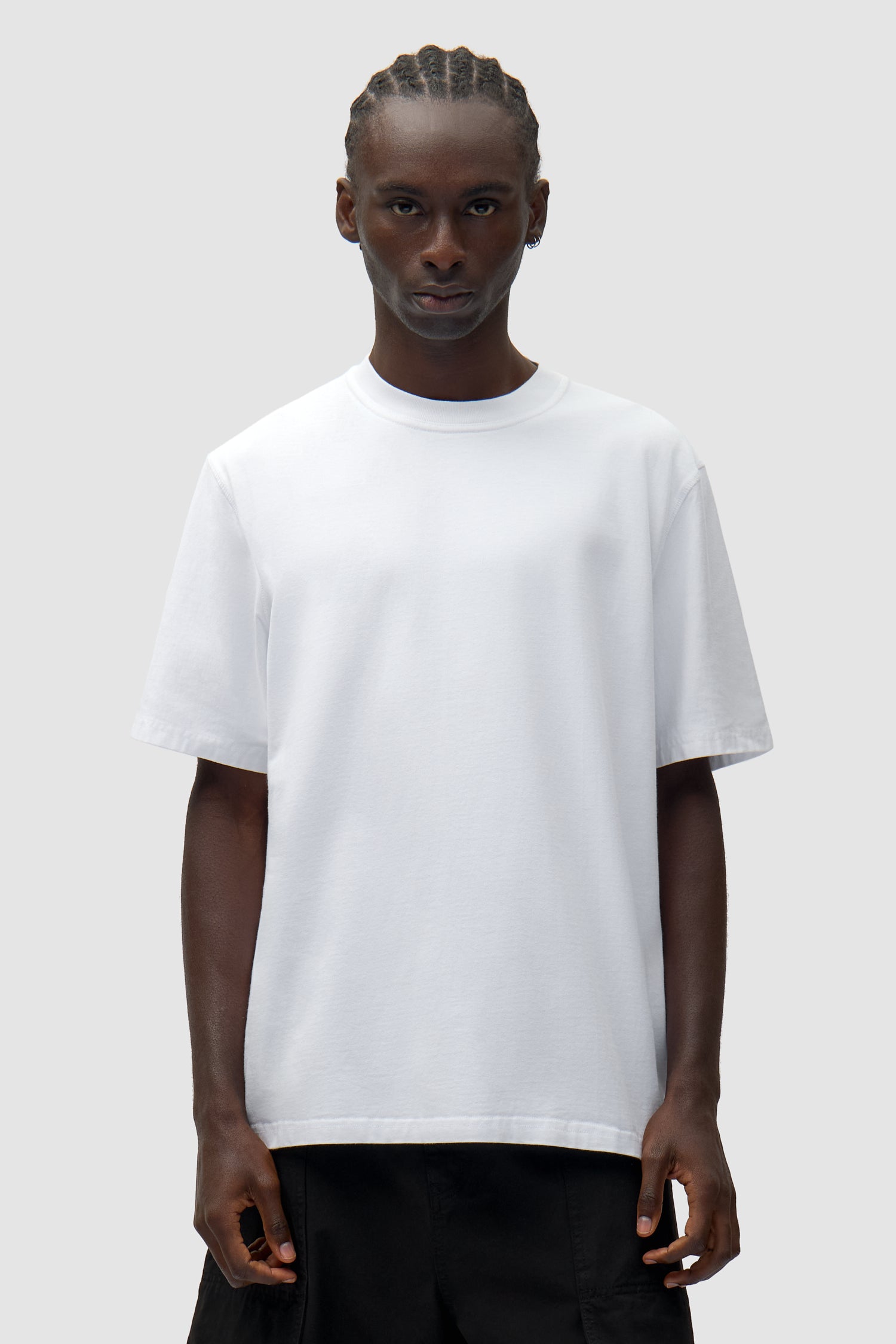 T-shirt blanc à collage dans le dos porté par un mannequin, vue de face à mi-corps