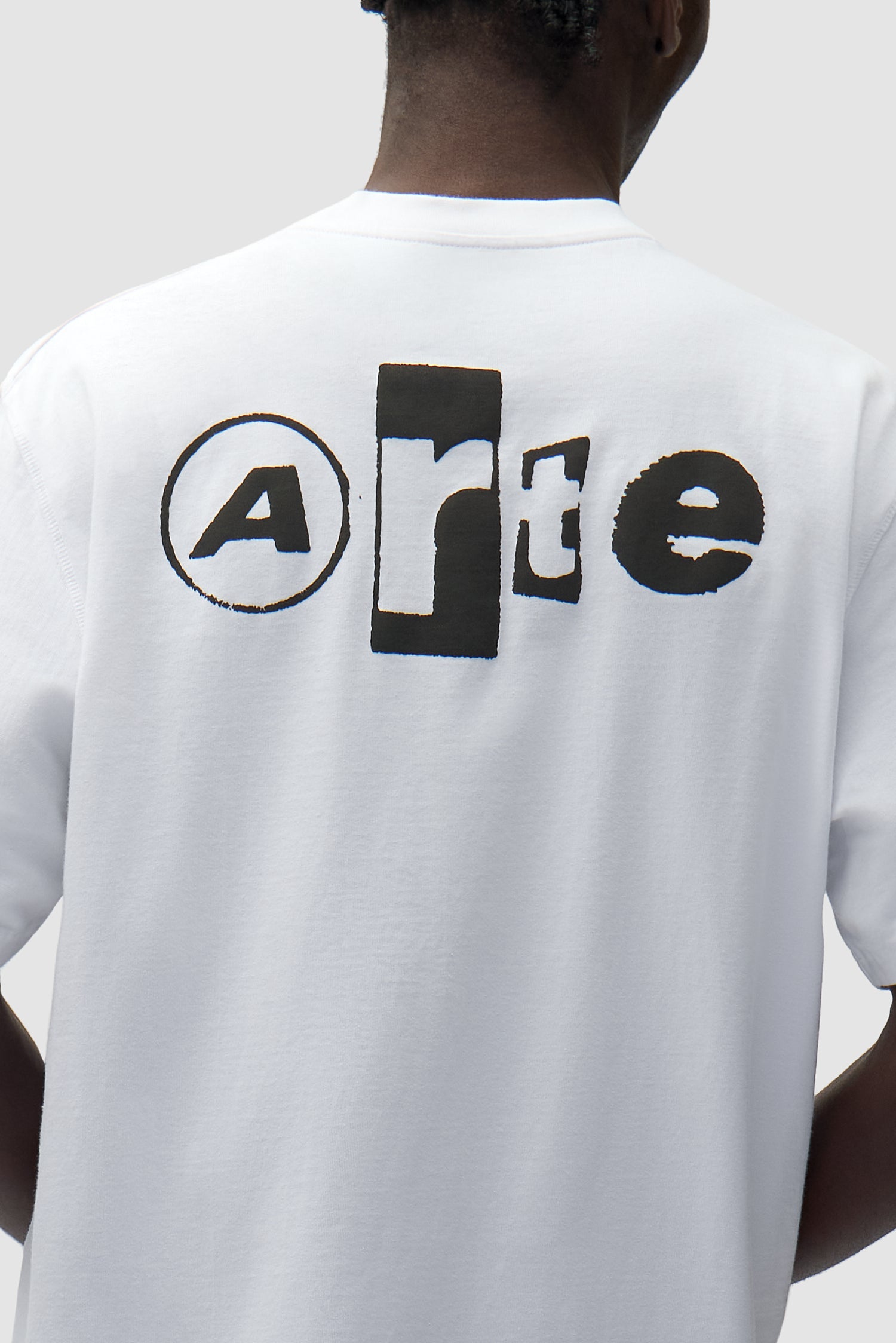 Vue détaillée du t-shirt Back Collage en blanc, avec logo