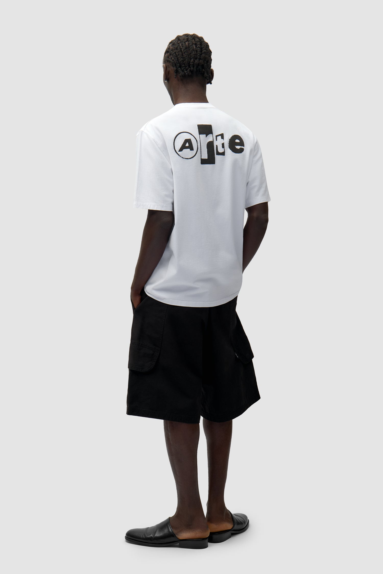 T-shirt blanc à collage dans le dos porté par un mannequin, vue arrière complète