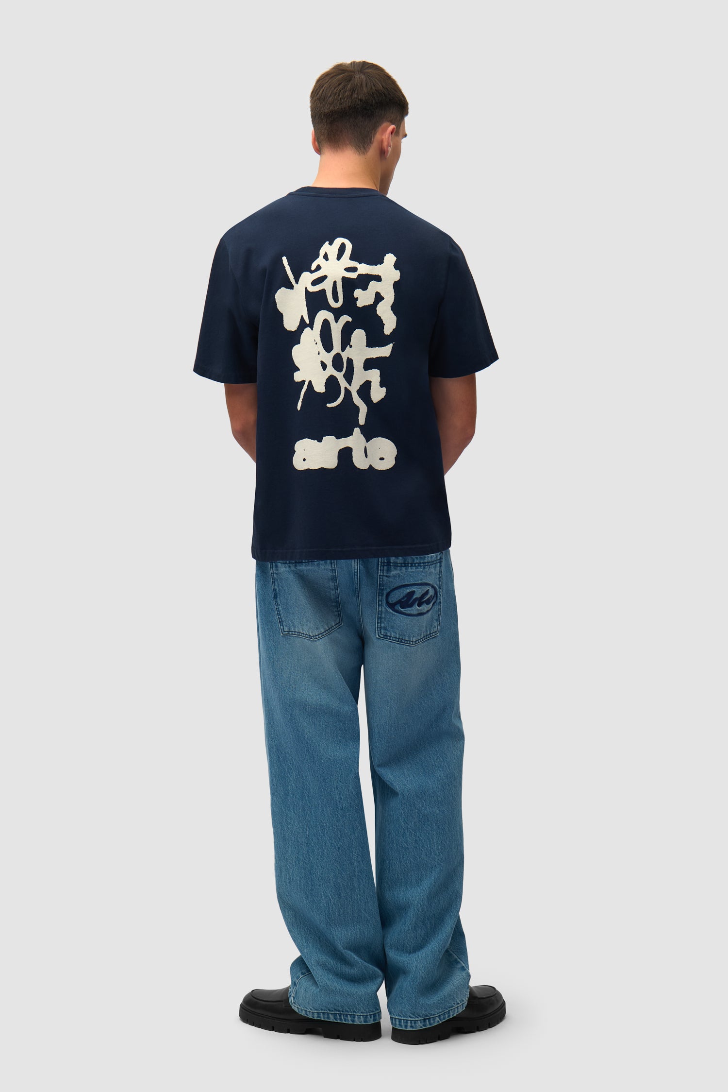 Imprimé flou au dos, couleur bleu marine, porté par un mannequin, vue arrière intégrale