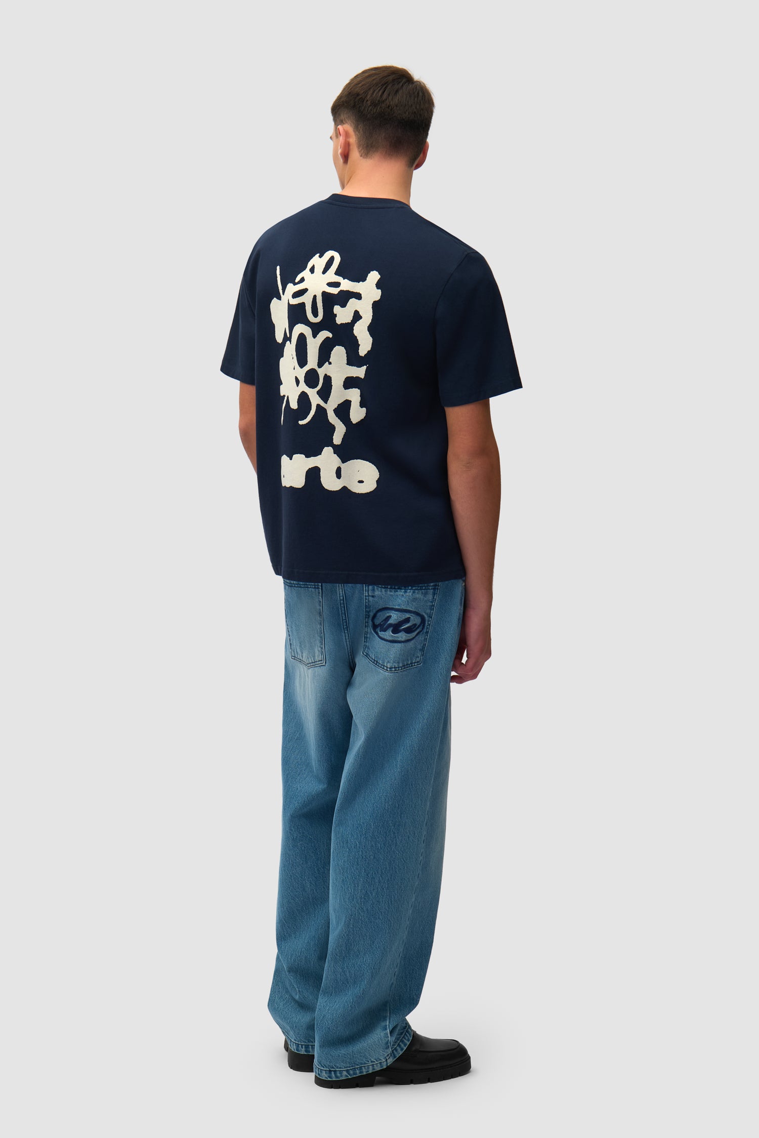 Imprimé flou au dos, couleur bleu marine, porté par un mannequin, vue de profil en pied