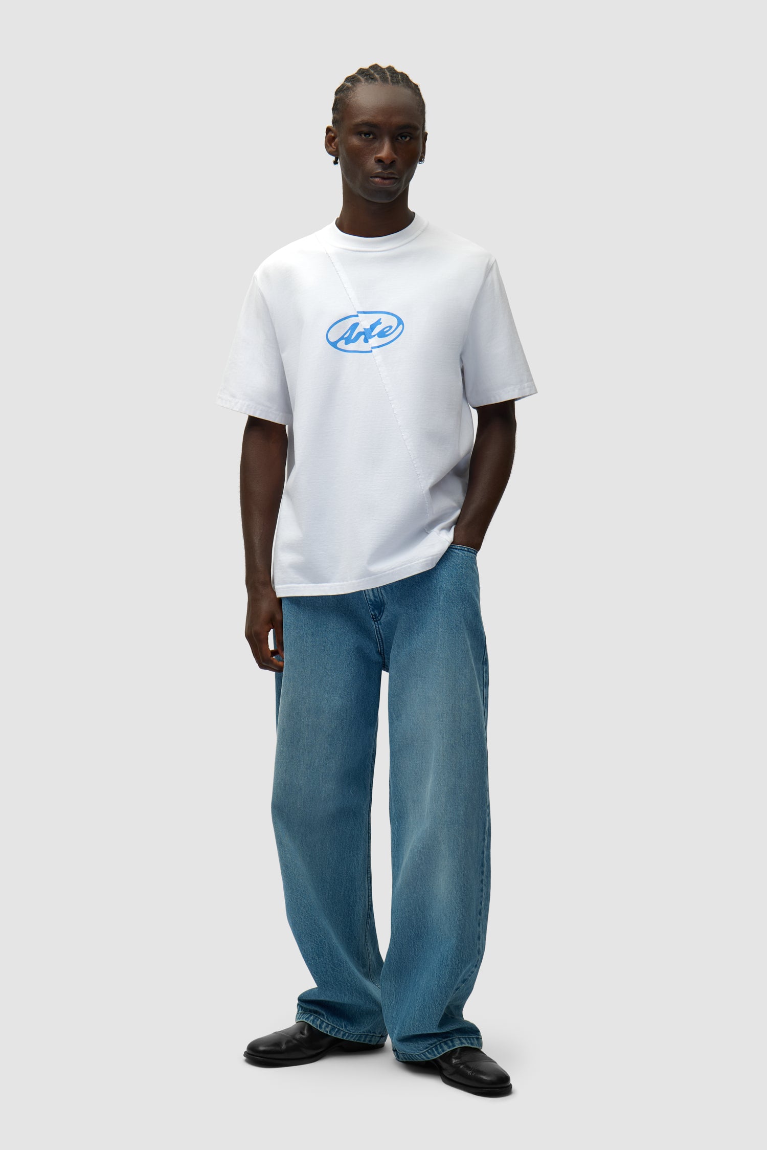 T-shirt à logo circulaire blanc porté par un mannequin, vue de profil en pied