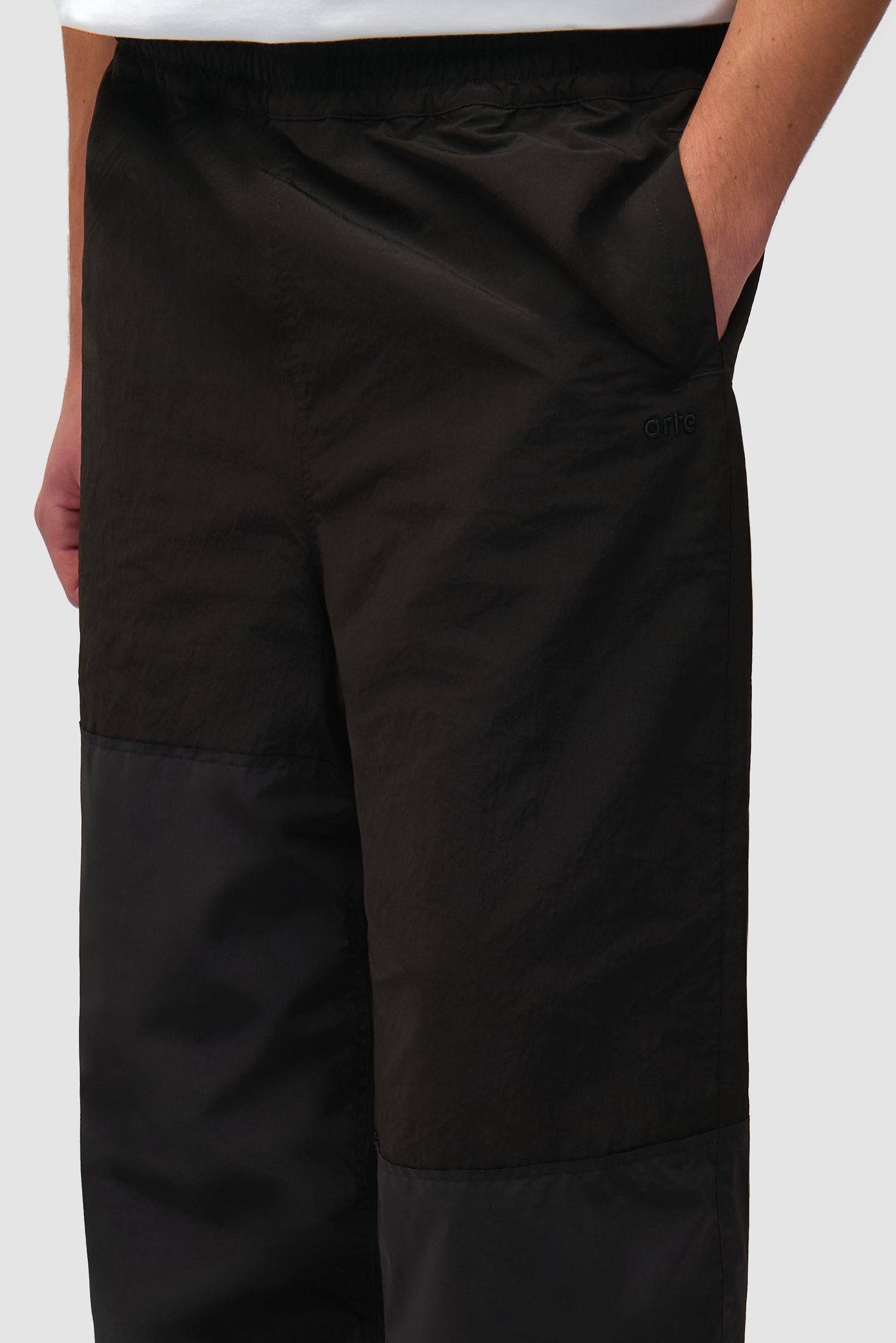 Vue détaillée du pantalon de survêtement carré noir, avec logo