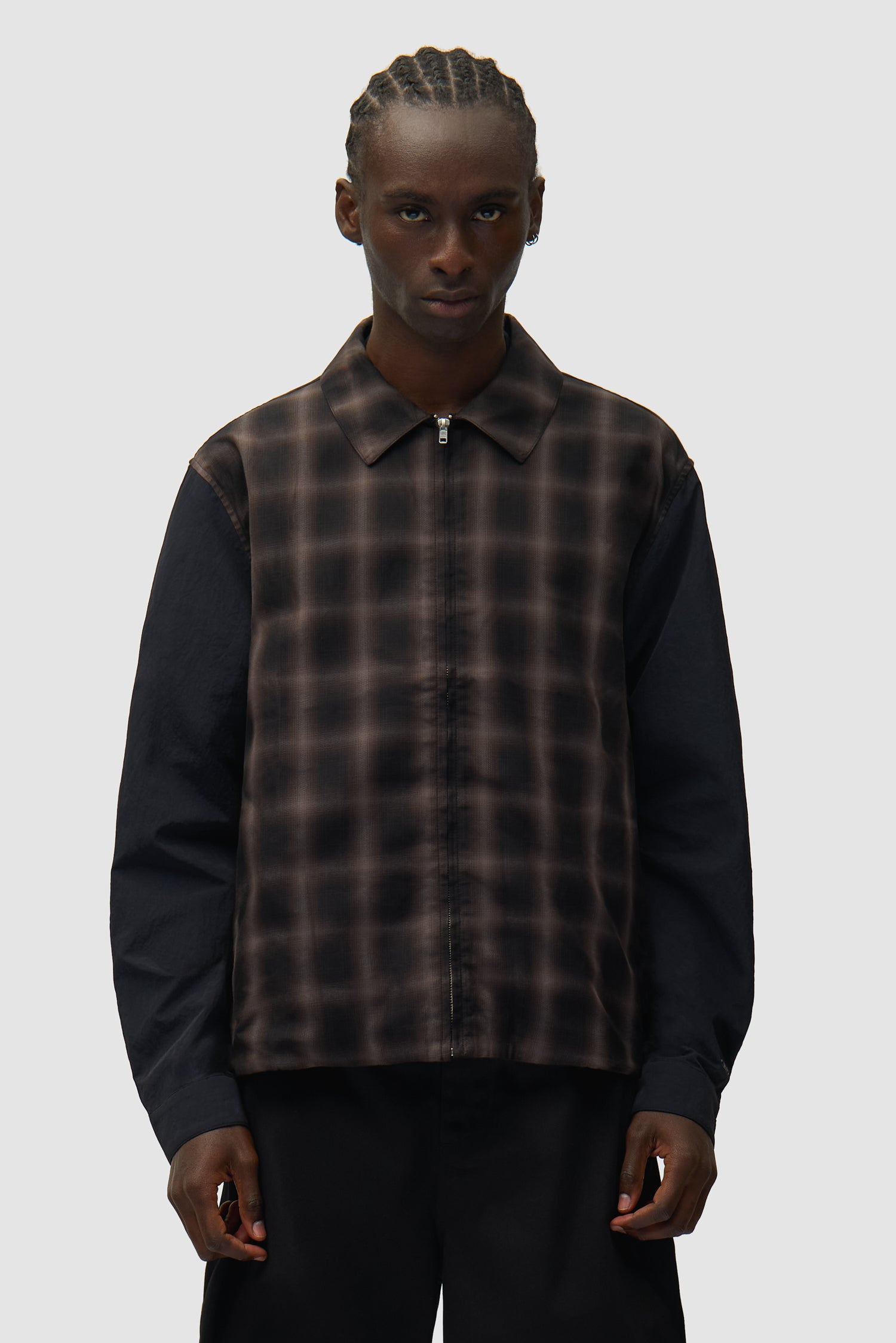 Chemise à carreaux Veste à carreaux portée par un mannequin, vue de face en demi-corps