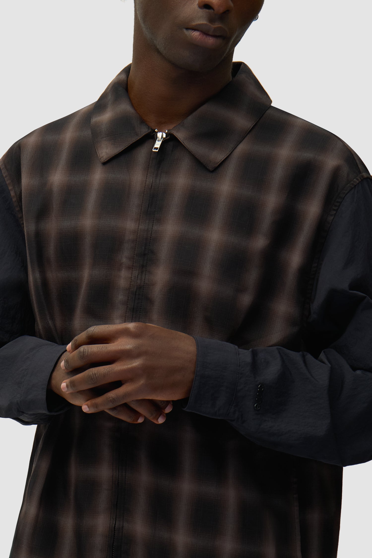 Vue détaillée de la veste à carreaux Plaided, avec logo