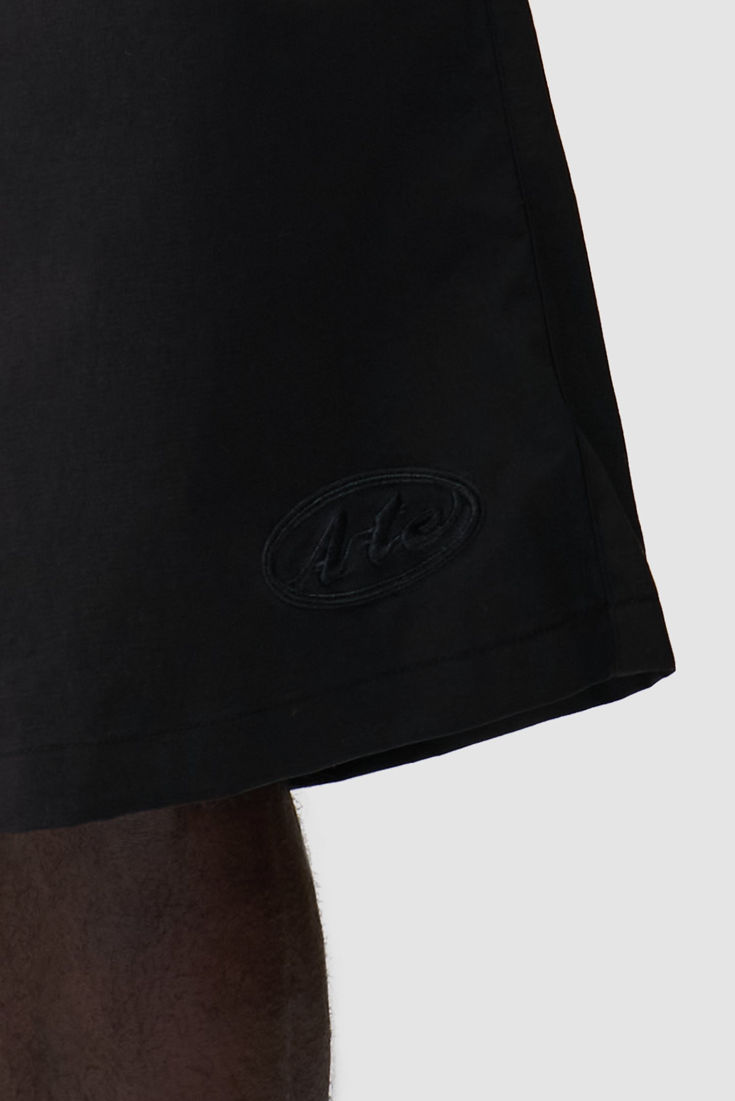 Vue détaillée du short Distorted Shorts en noir, avec logo sur le devant