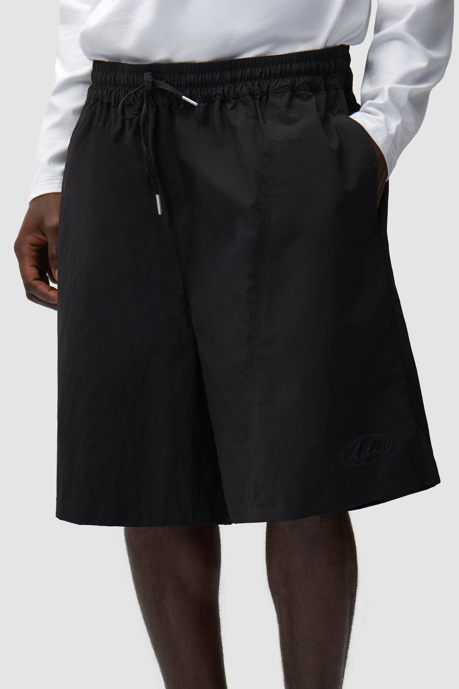 Short déformé noir porté par un mannequin, vue de face en pied