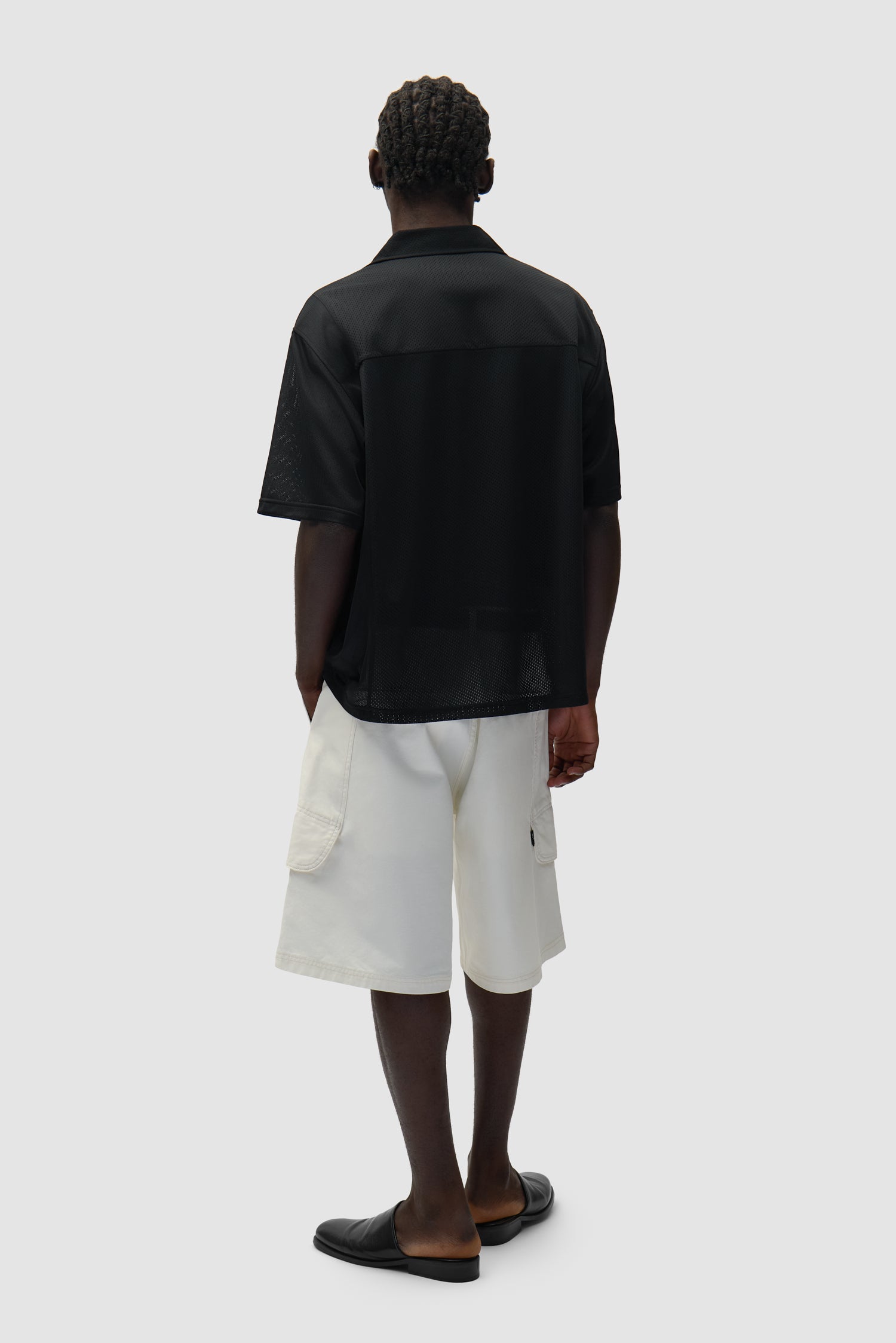 Short cargo en toile couleur crème porté par un mannequin, vue arrière intégrale