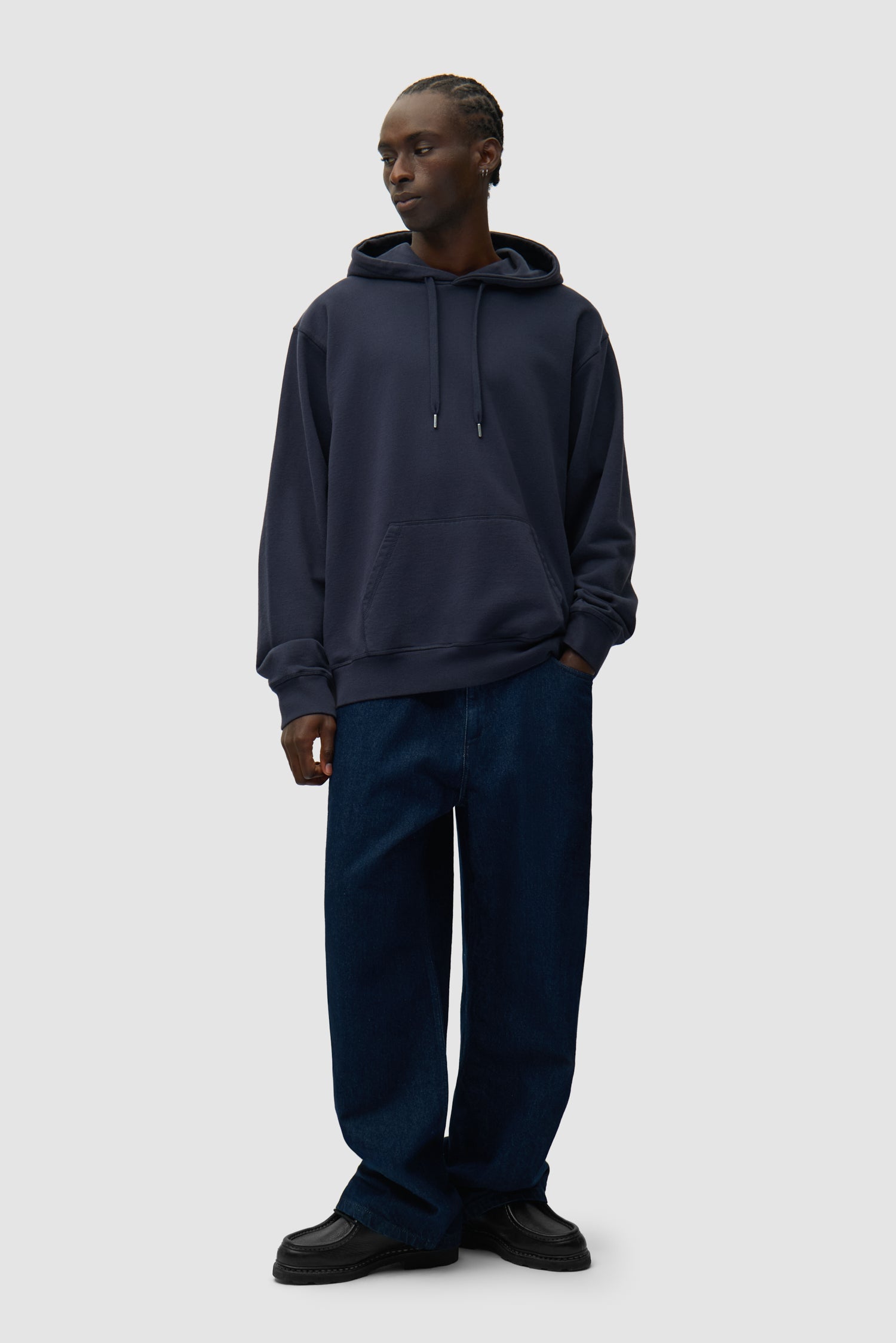 Dos du sweat à capuche SS26 bleu marine porté par un mannequin, vue de face en pied