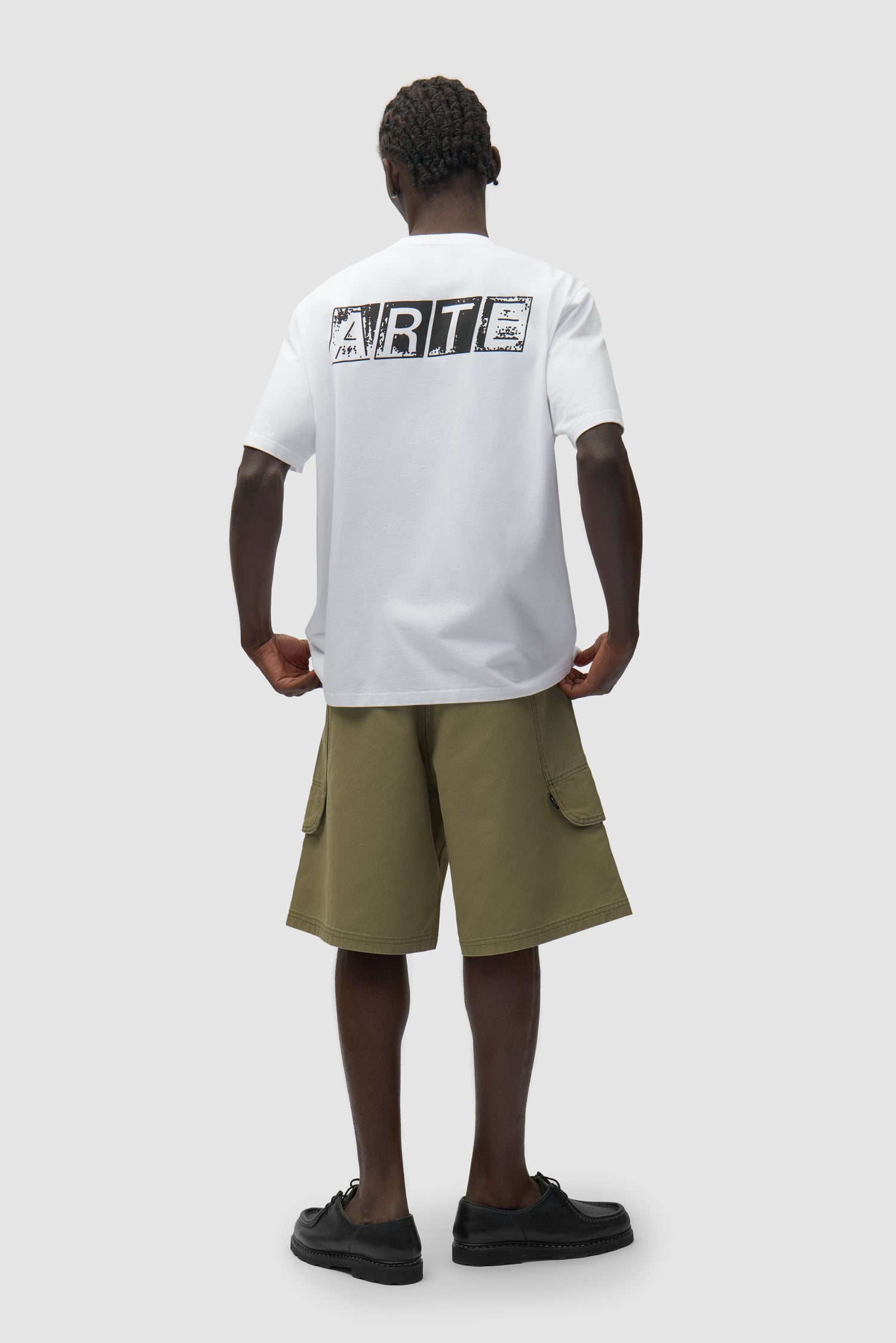 T-shirt blanc délavé avec imprimé au dos porté par un mannequin, vue de profil en pied