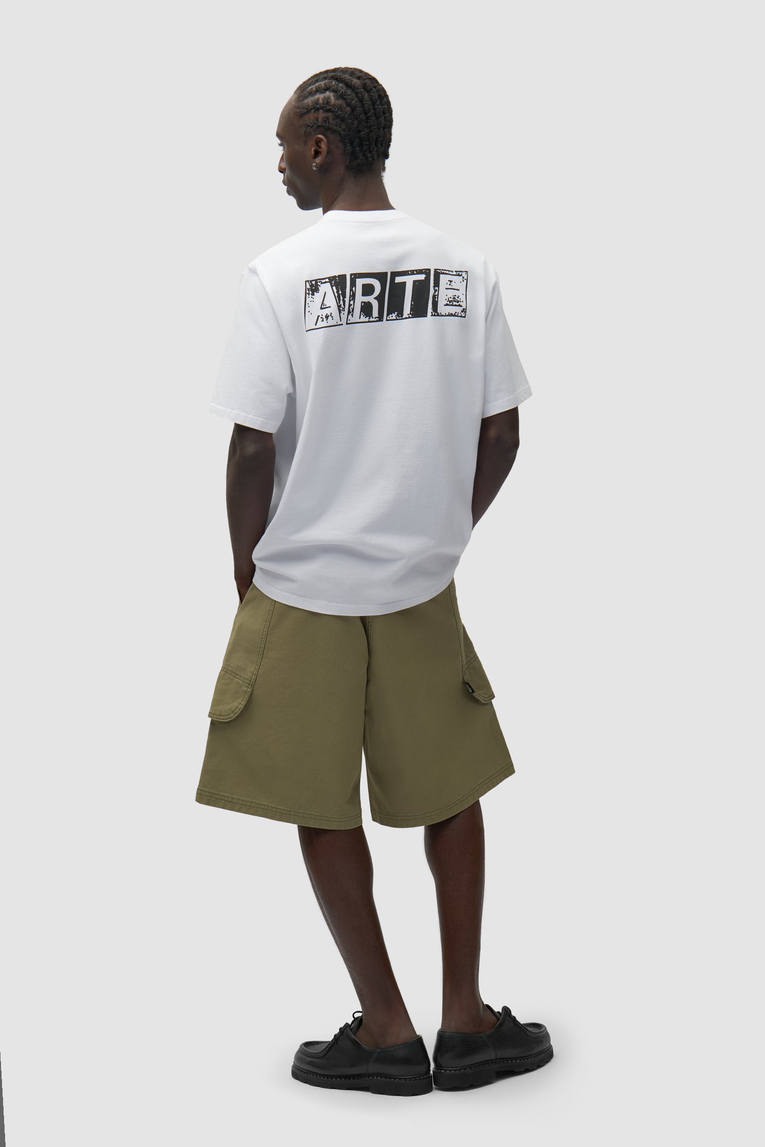 T-shirt blanc délavé avec imprimé dans le dos porté par un mannequin, vue de dos en pied