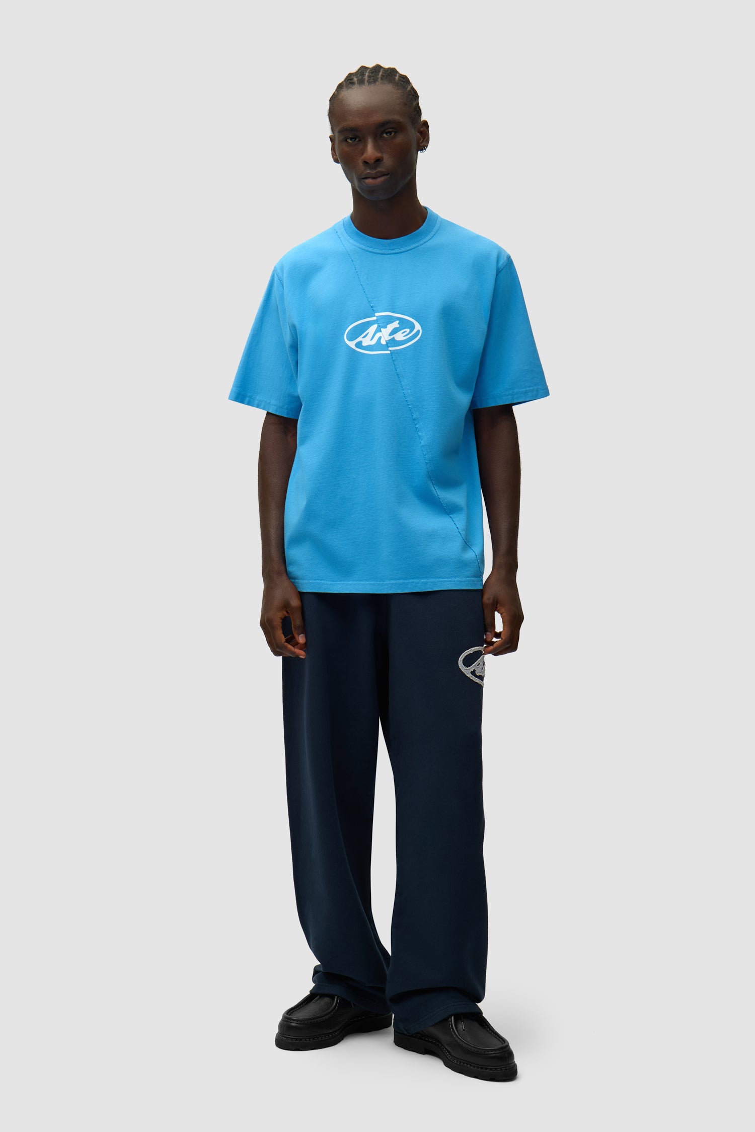 Pantalon de survêtement bleu marine avec logo Circle Patch porté par un mannequin, vue de face en pied