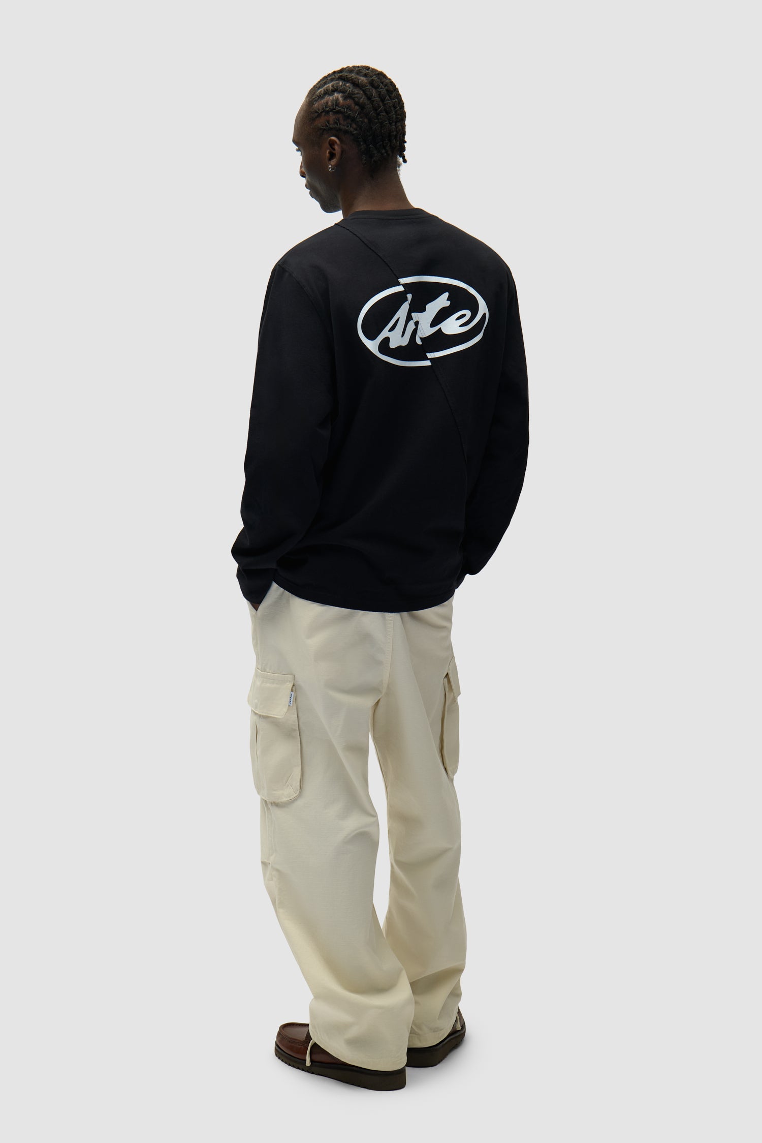 T-shirt à manches longues avec logo cercle dans le dos, couleur noir, porté par un mannequin, vue de dos en pied