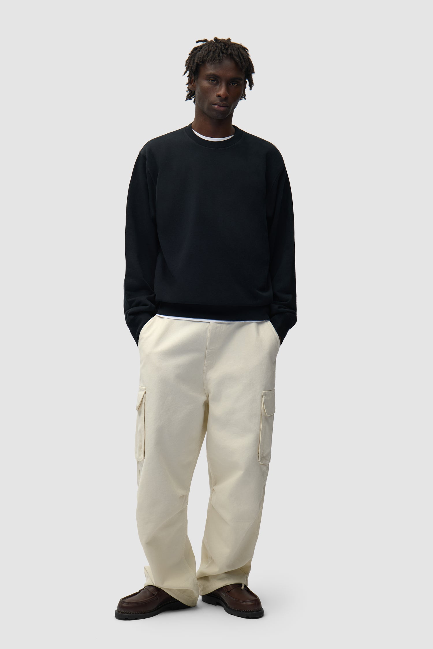 Dos SS26 Crewneck en noir porté par un mannequin, vue de face en pied