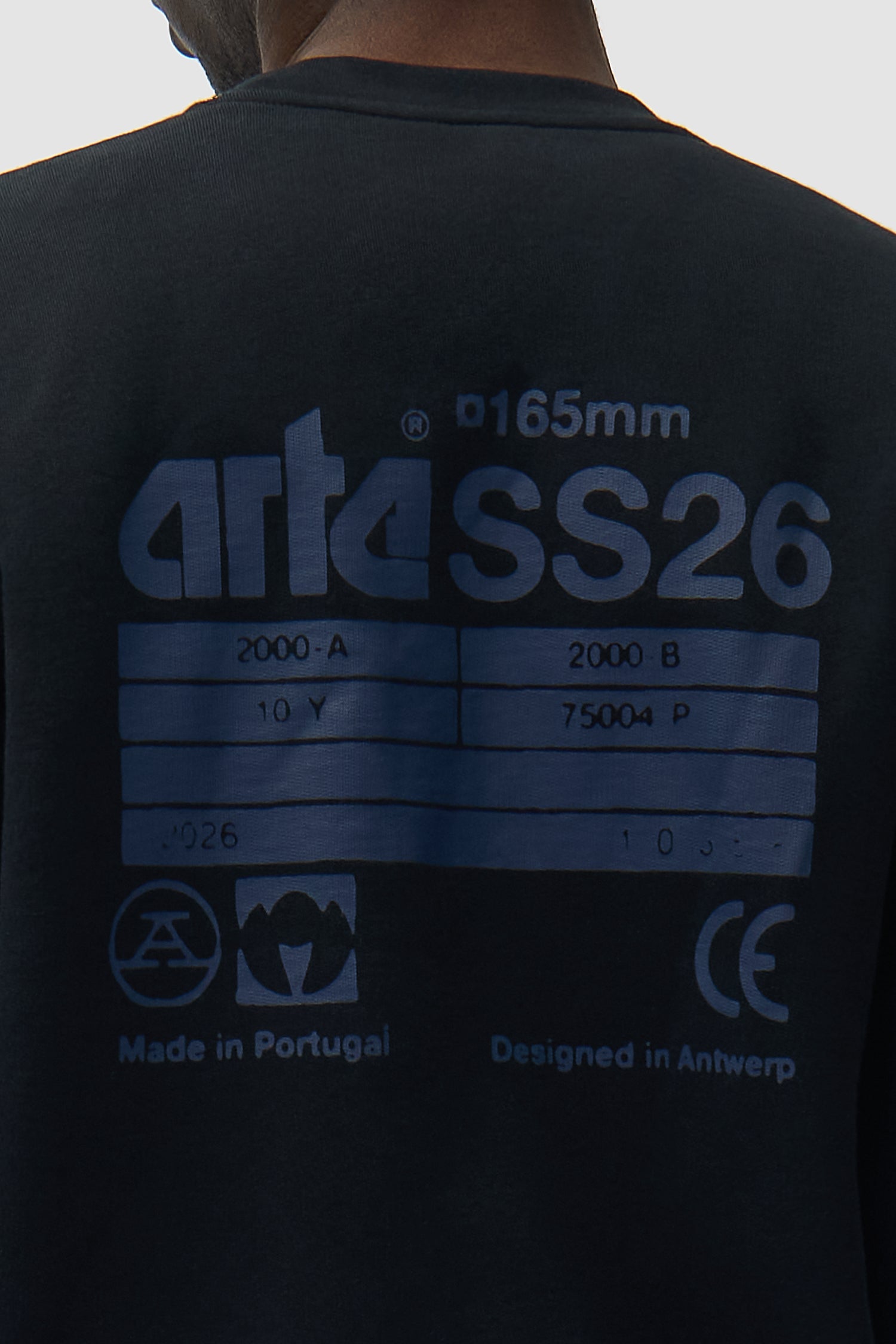 Vue détaillée du sweat-shirt Back SS26 à col rond noir, avec logo