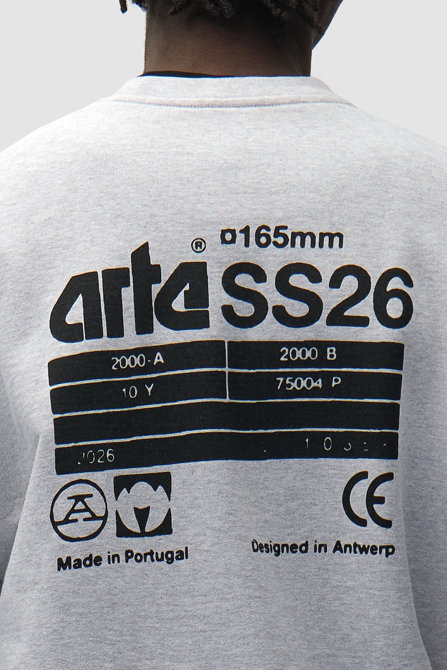 Vue détaillée du sweat-shirt à col rond Back SS26 gris, avec logo