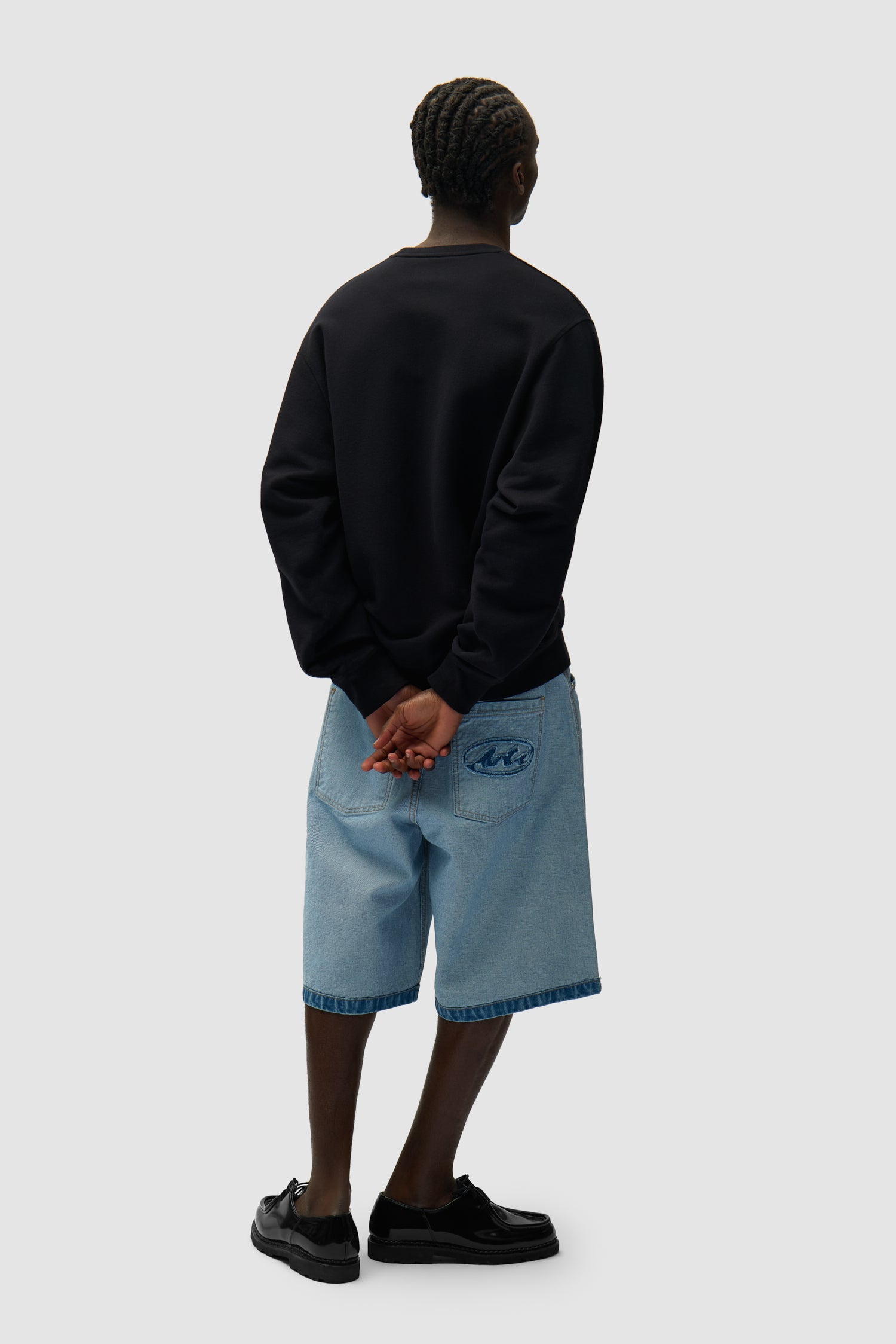 T-shirt à col rond noir porté par un mannequin, vue arrière intégrale