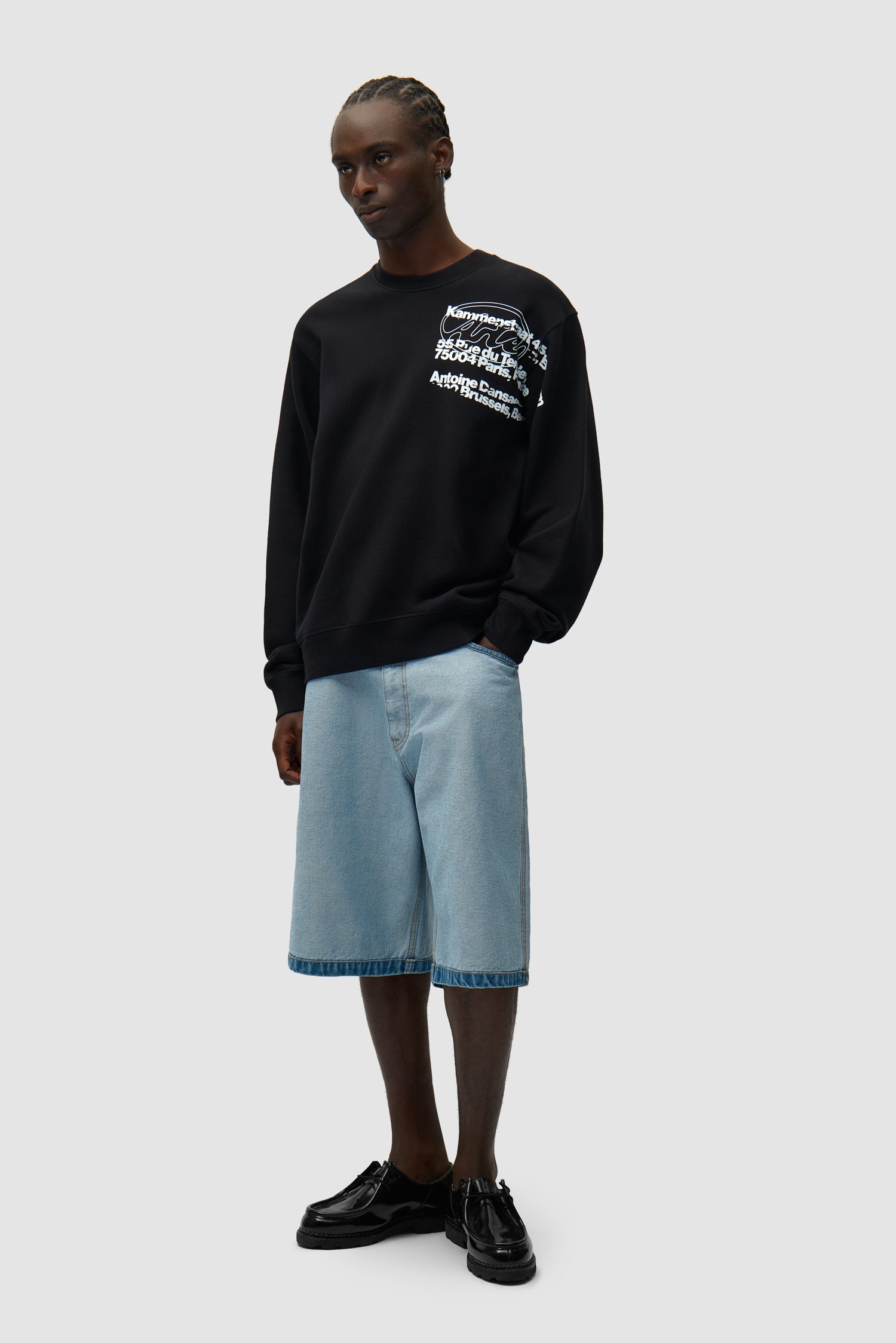 T-shirt à col rond noir porté par un mannequin, vue de face en pied