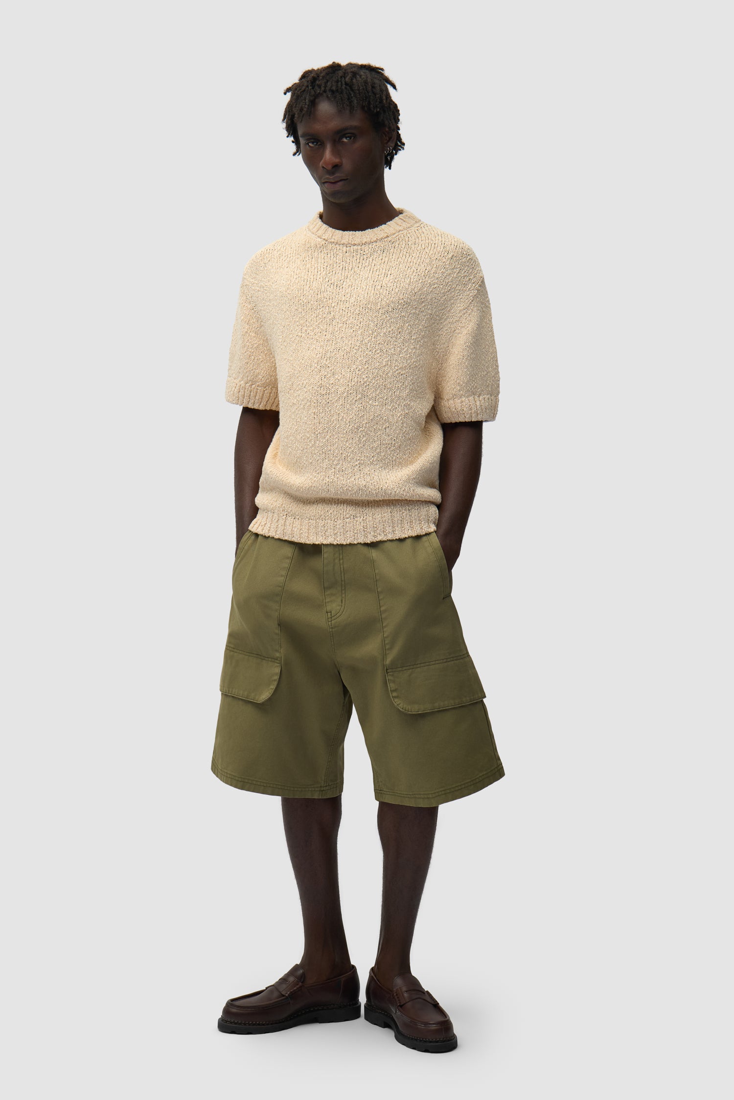 T-shirt en maille avec motif graphique dans le dos, couleur crème, porté par un mannequin, vue de face en pied