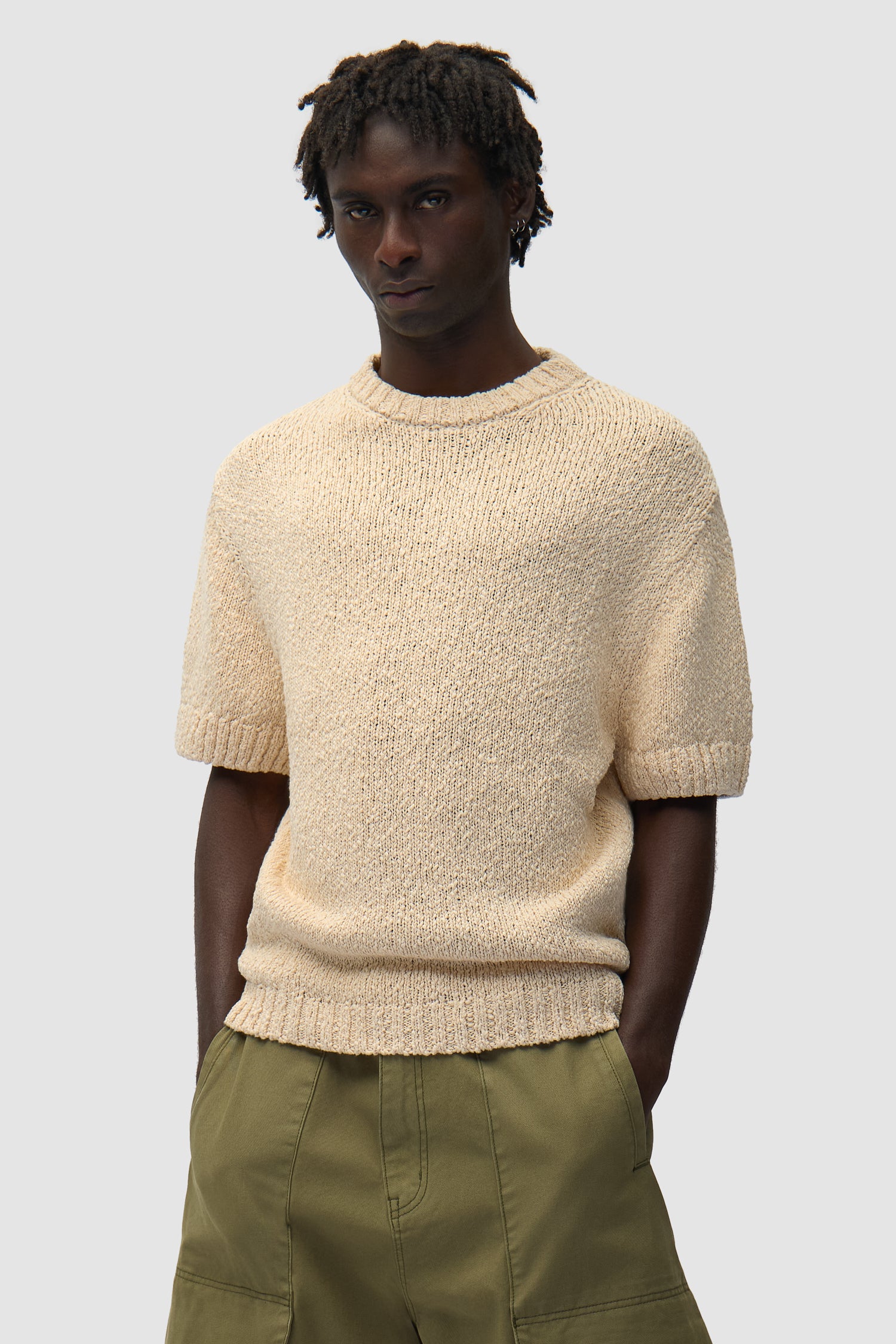 T-shirt en maille avec motif graphique dans le dos, couleur crème, porté par un mannequin, vue de face en demi-corps