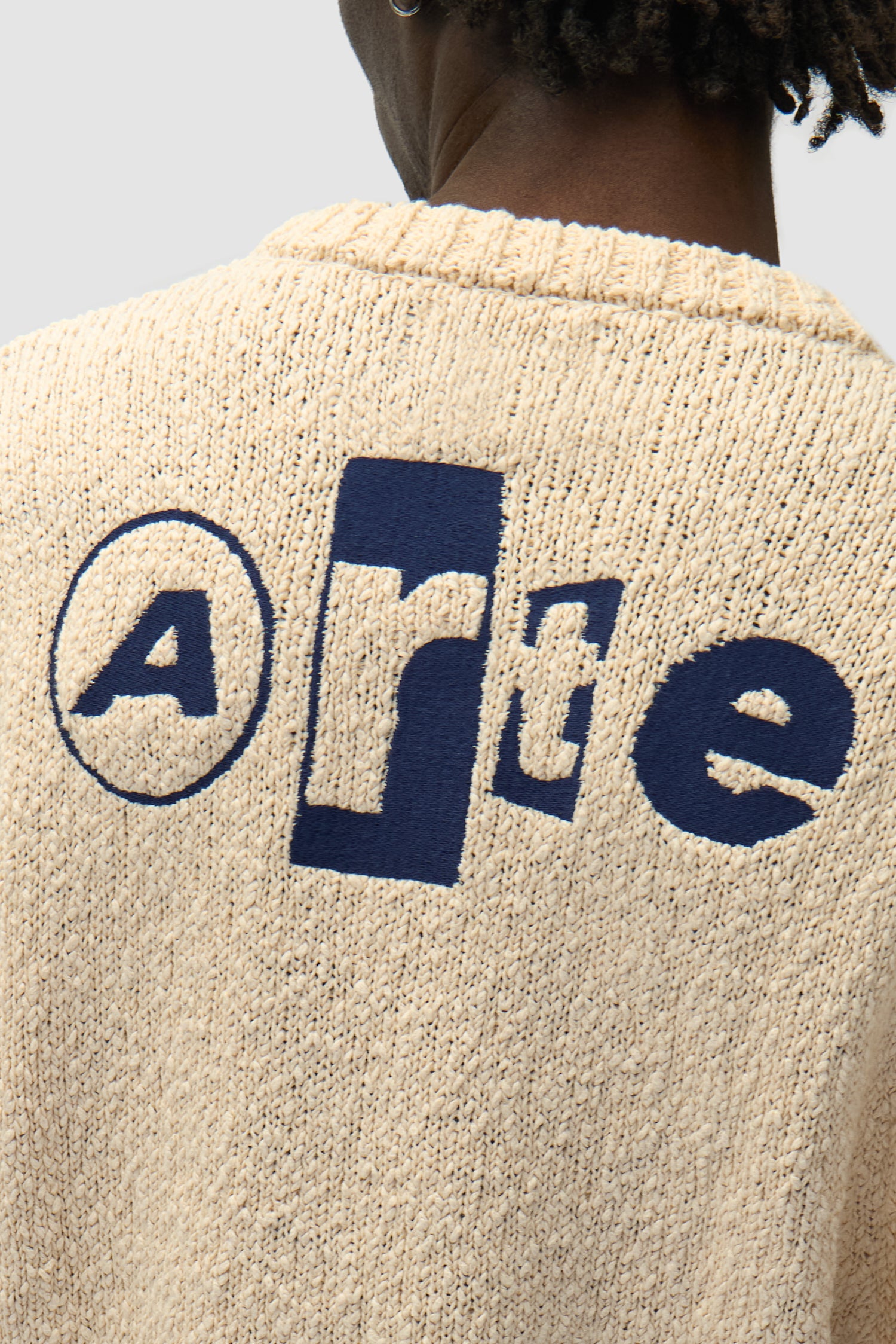 Vue détaillée du t-shirt en maille graphique dos crème, avec logo