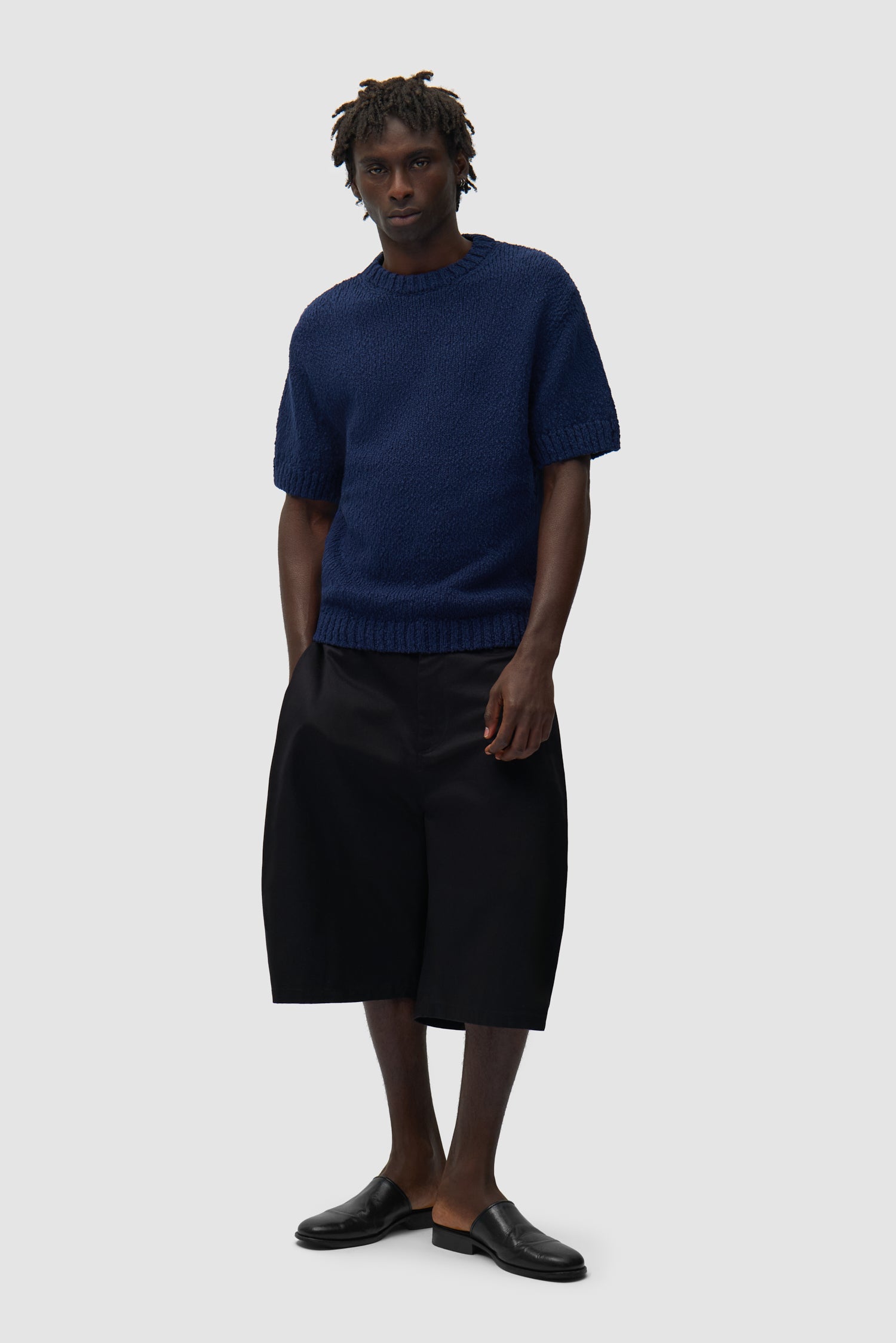 T-shirt en maille avec motif graphique au dos, couleur bleu marine, porté par un mannequin, vue de face en pied