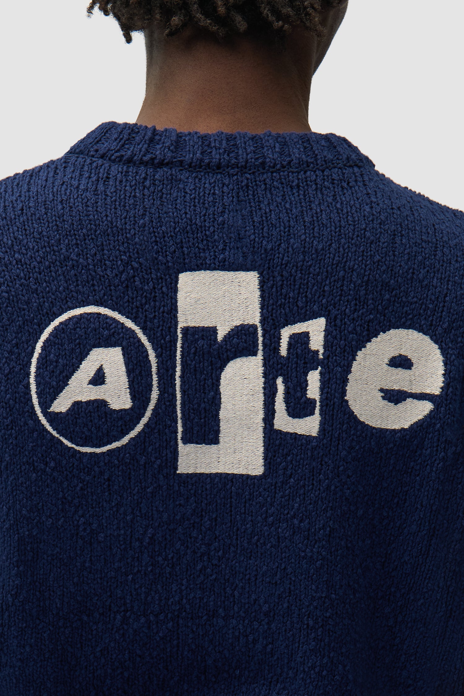 Vue détaillée du t-shirt en maille graphique dos bleu marine, avec logo